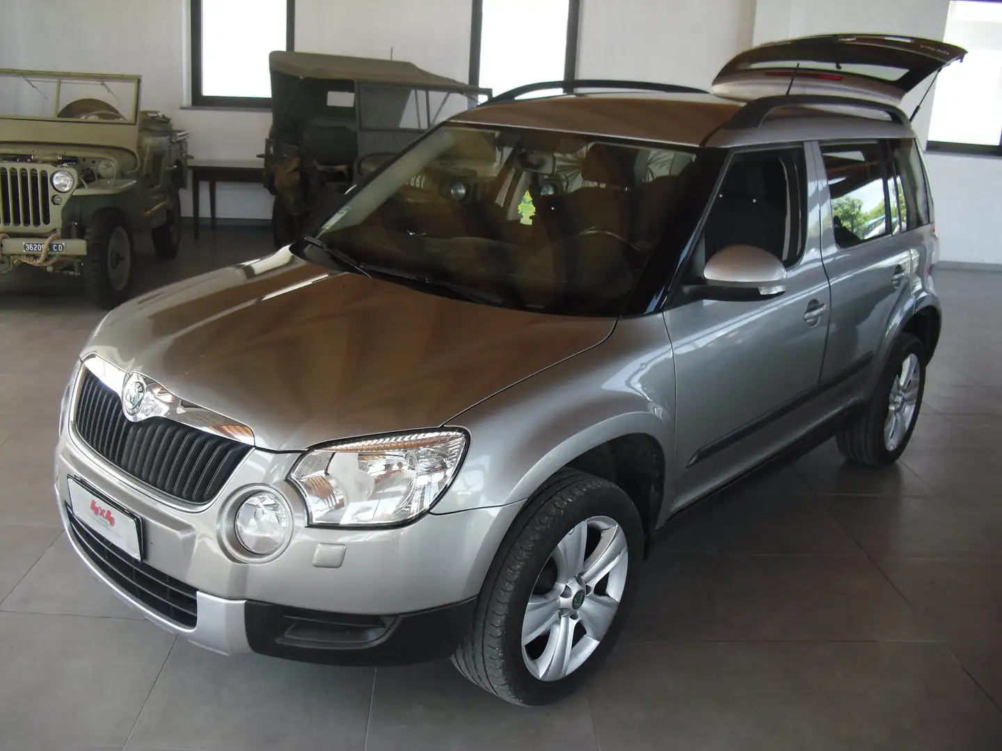 Skoda Yeti 2.0 tdi Ambition (adventure) 4x4 110cv Argent - 1