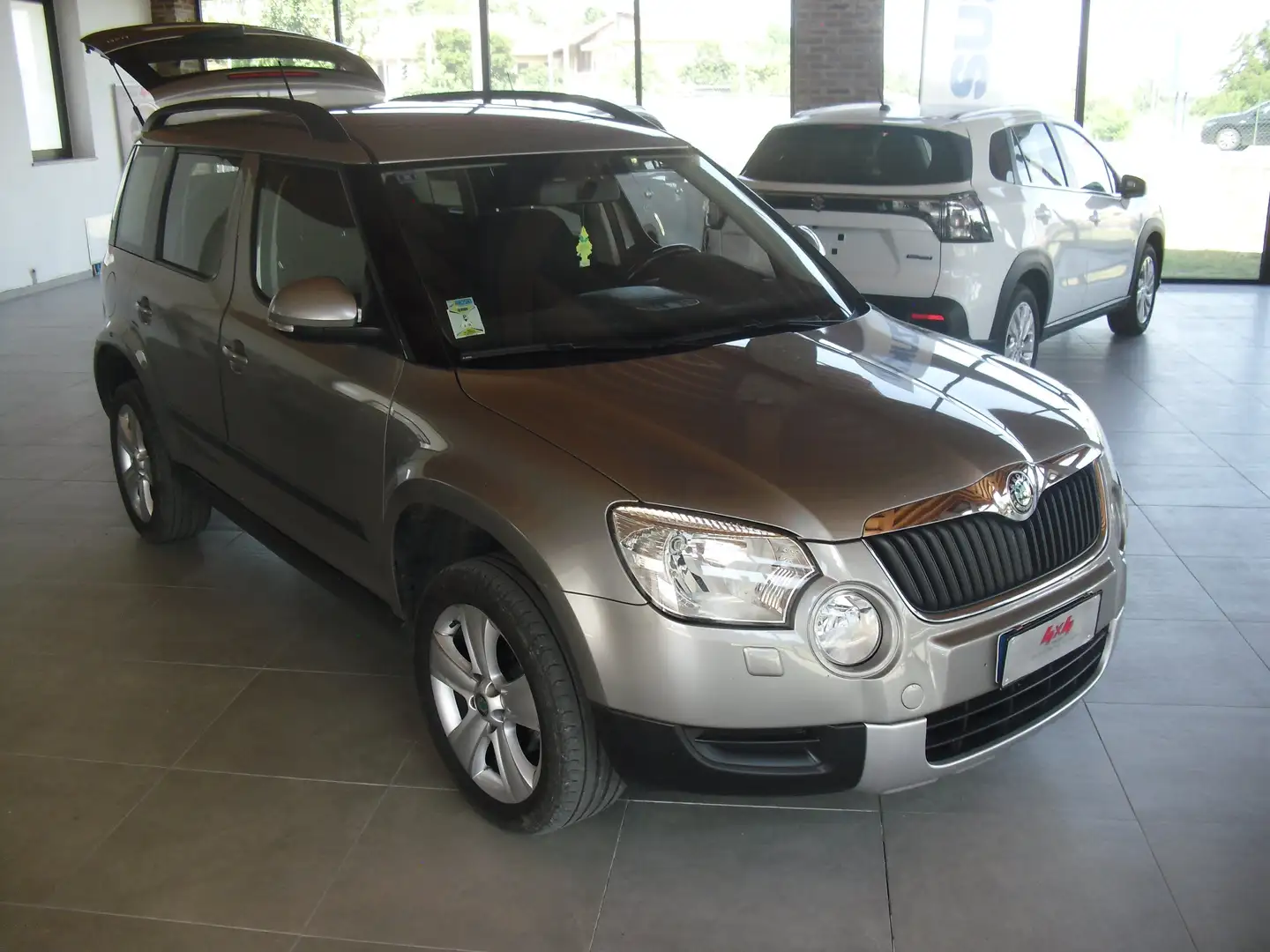 Skoda Yeti 2.0 tdi Ambition (adventure) 4x4 110cv Argent - 2
