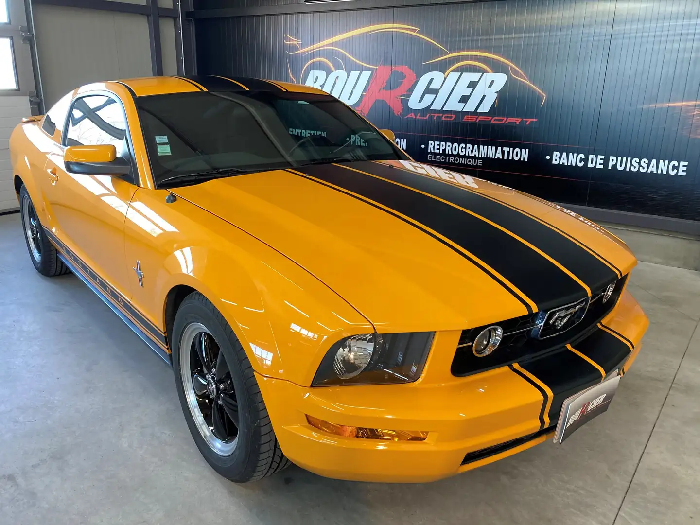 Ford Mustang Оранжевый - 1