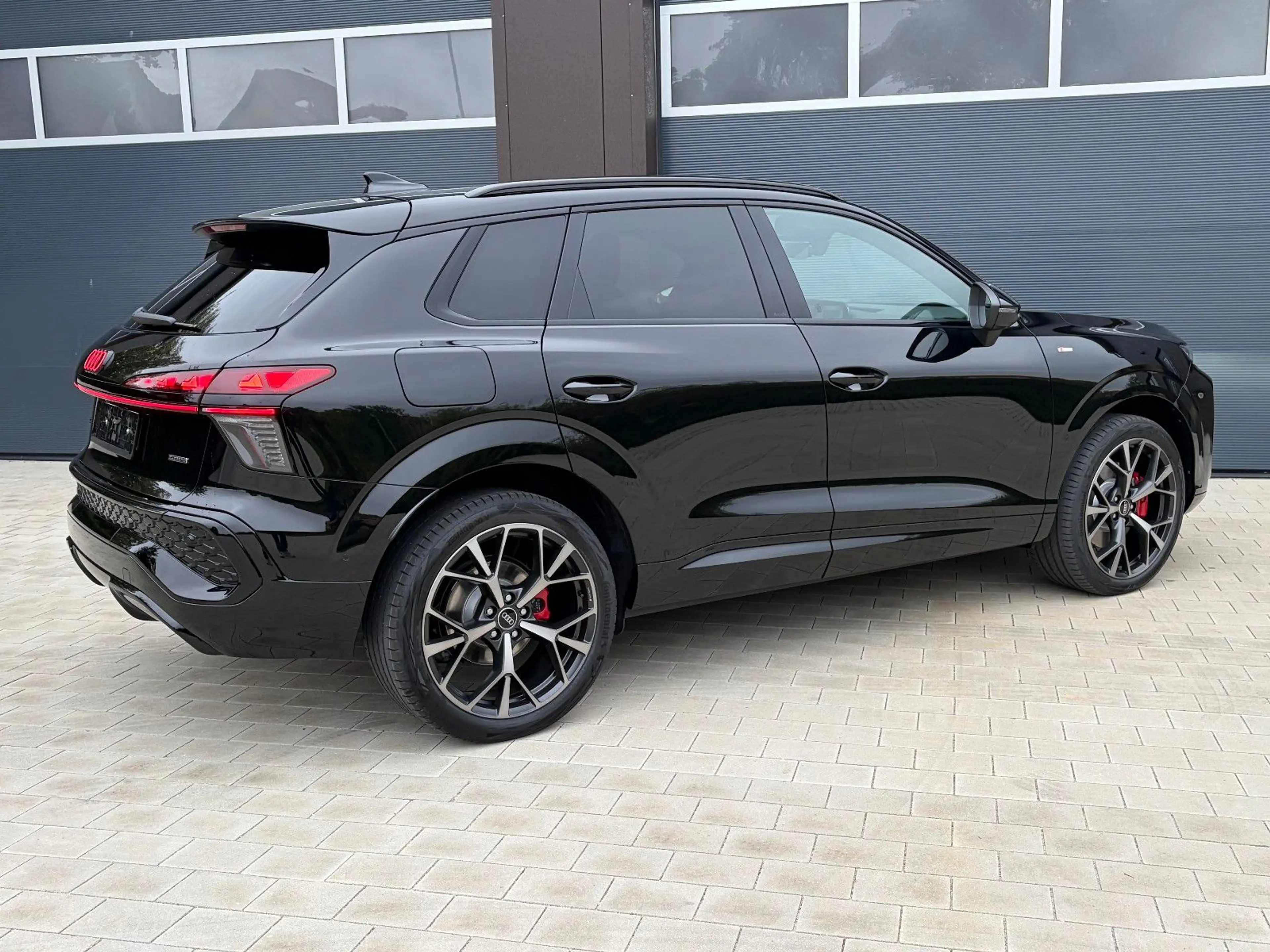 Audi Q3 SUV TFSI quattro S line Pano AHK Standheiz OL — photo 5