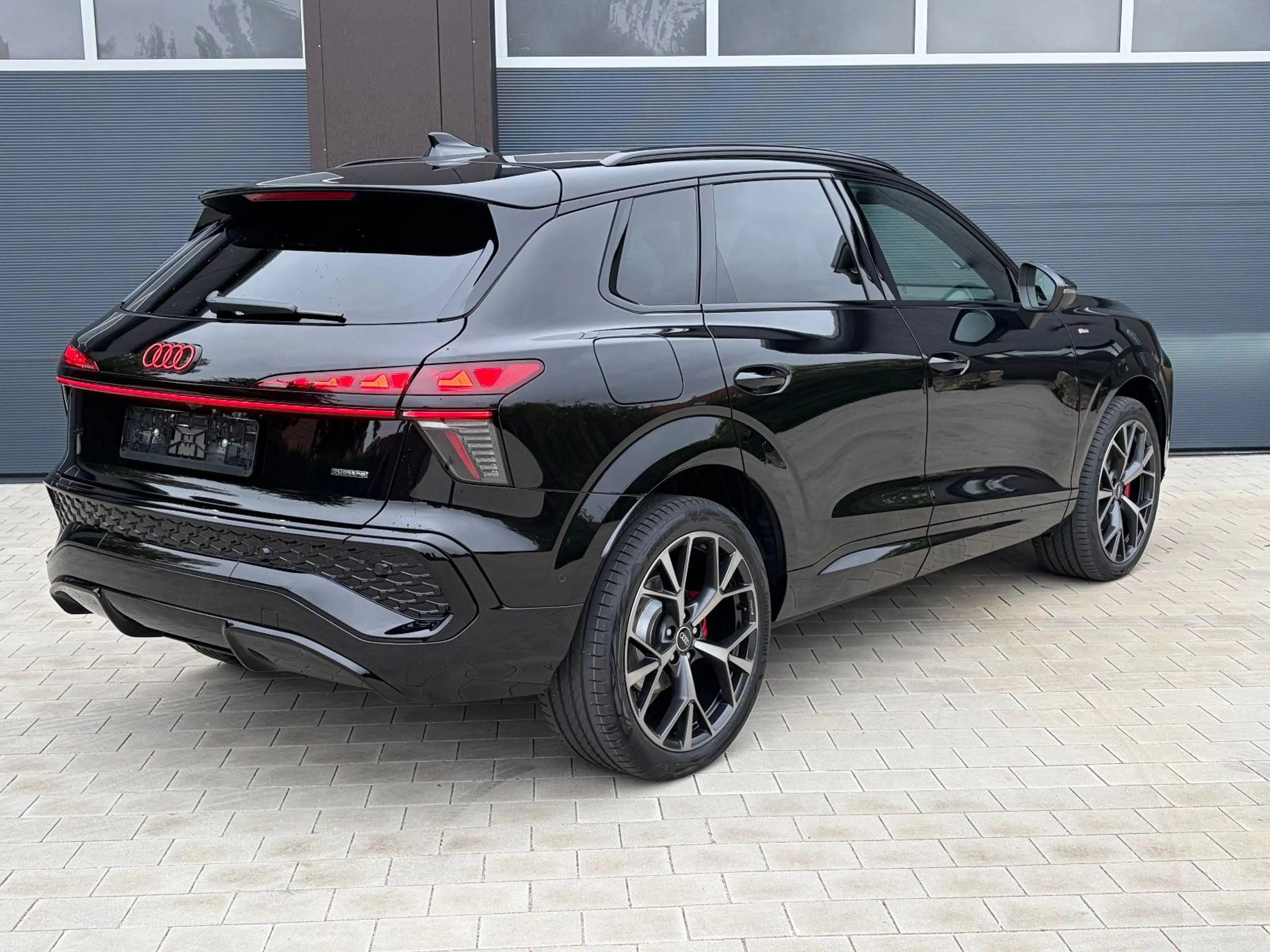 Audi Q3 SUV TFSI quattro S line Pano AHK Standheiz OL — photo 6