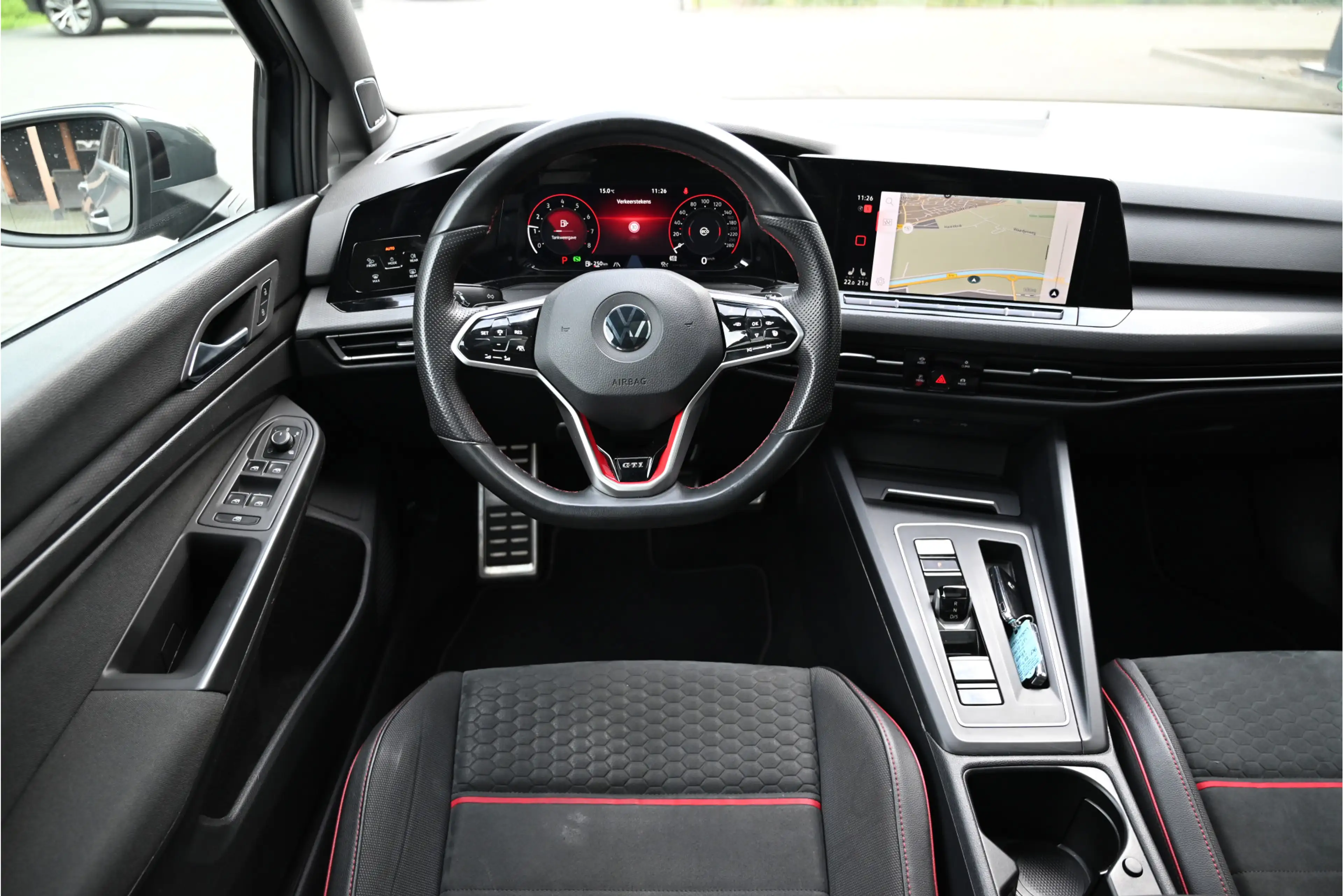 Volkswagen Golf GTI 2.0 TSI CLUBSPORT 300 PK / PANO / IQ LIGHTS / DCC — photo 4