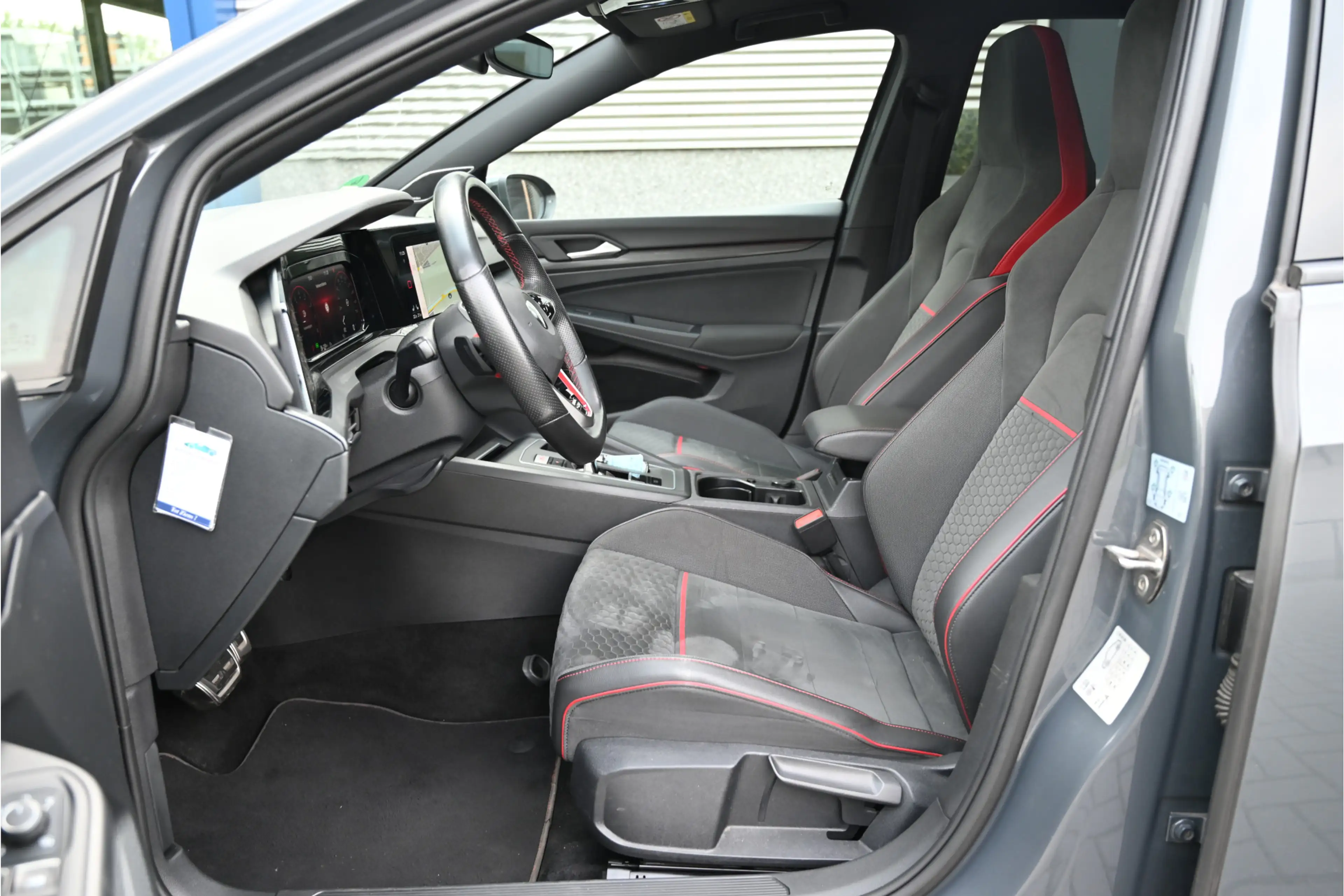 Volkswagen Golf GTI 2.0 TSI CLUBSPORT 300 PK / PANO / IQ LIGHTS / DCC — photo 3