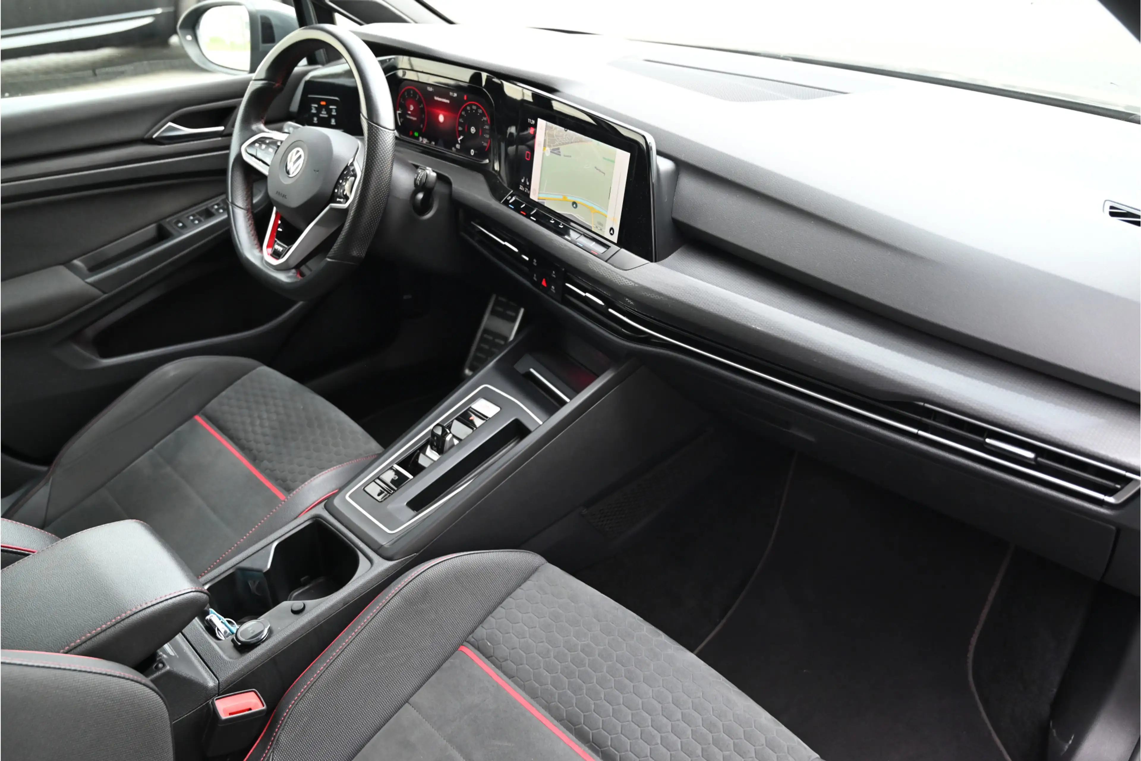 Volkswagen Golf GTI 2.0 TSI CLUBSPORT 300 PK / PANO / IQ LIGHTS / DCC — photo 5