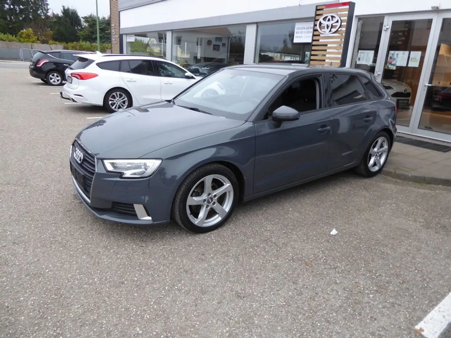 Audi A3 SB 1,6 TDI Sport *XENON*NAVI* Grijs - 2
