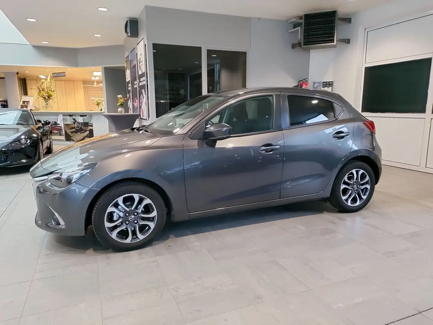 Mazda 2 1.5 SKYACTIV-G Hakoné Gris - 2