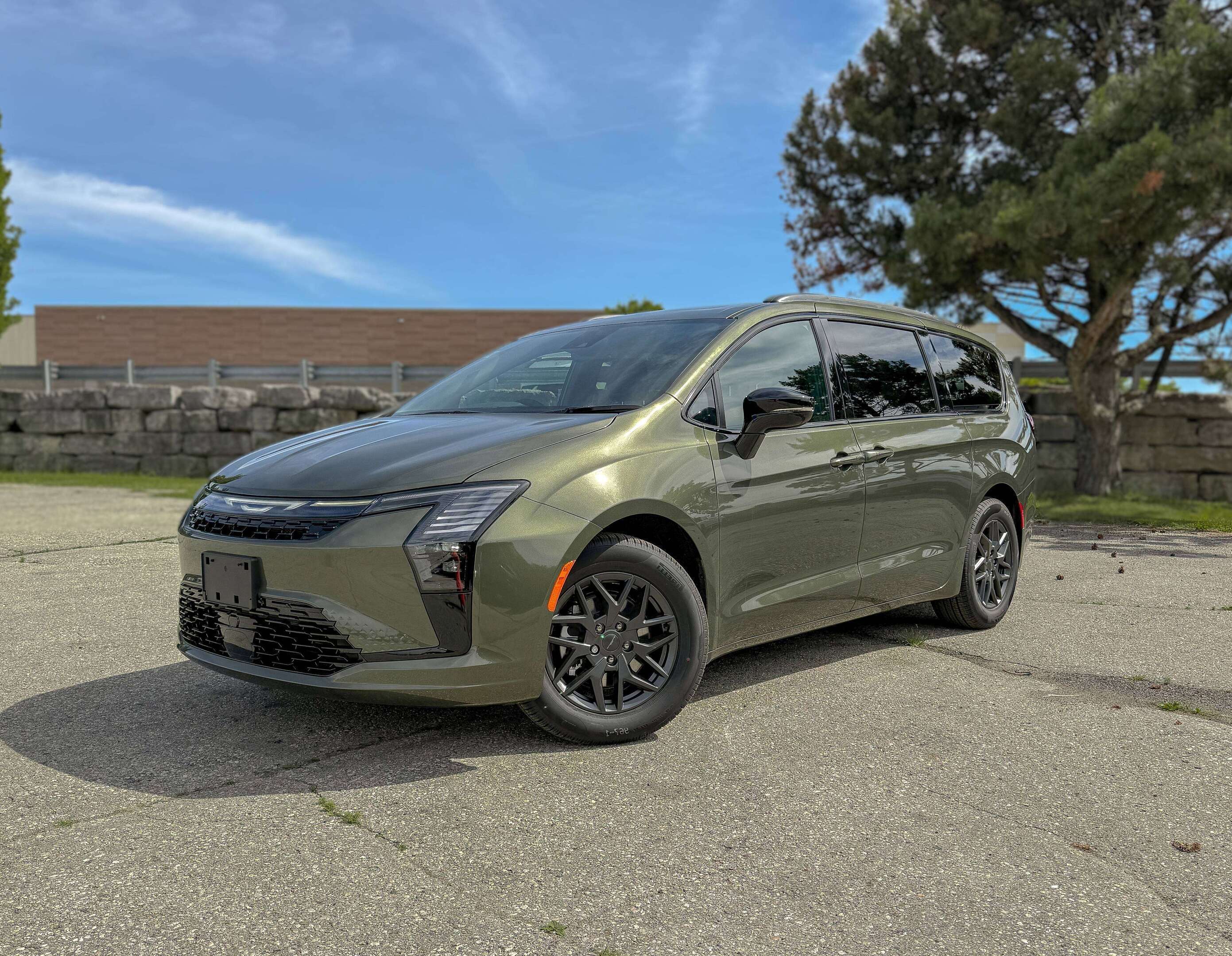 2027 Chrysler Pacifica SELECT | S Package
