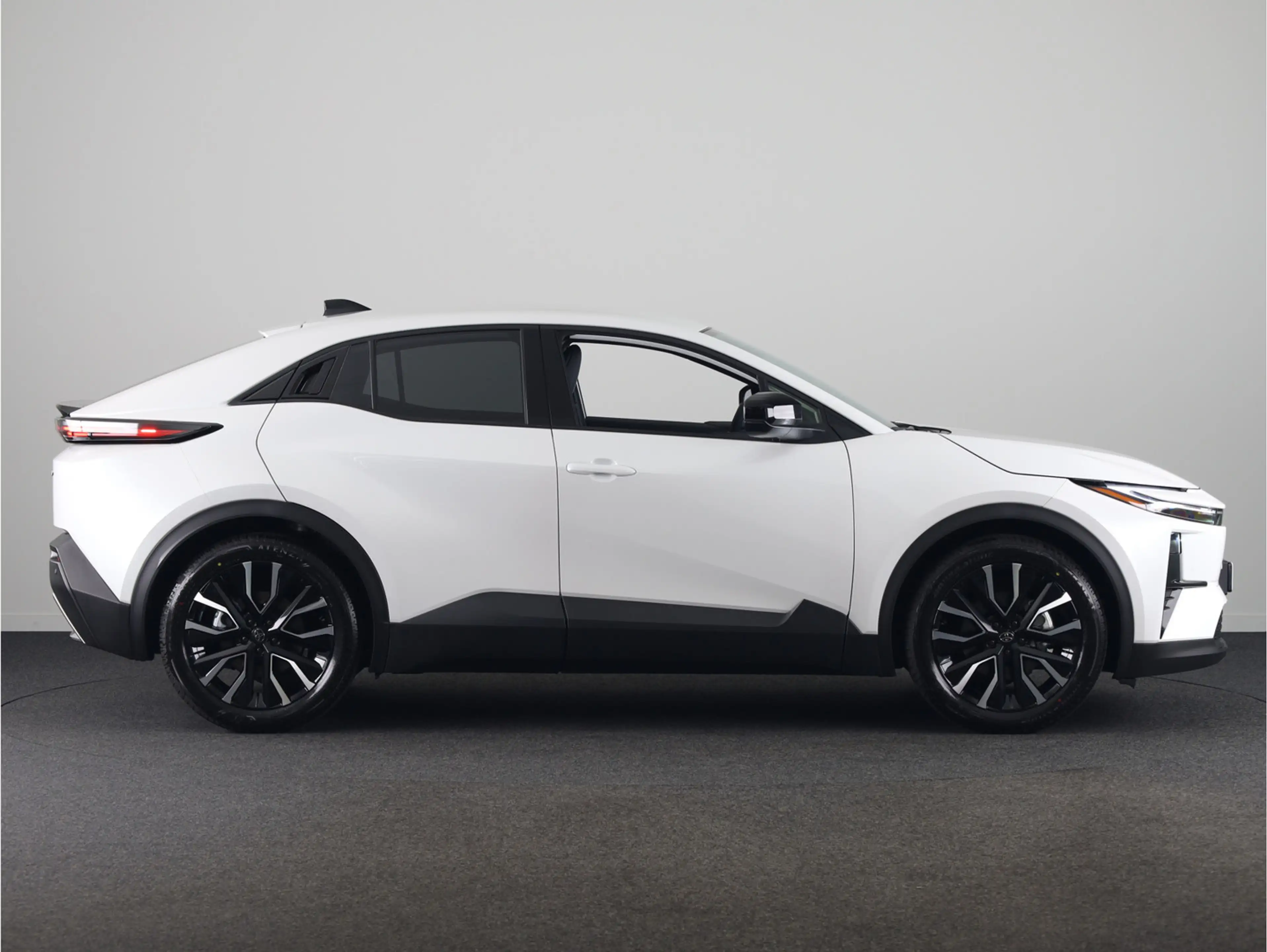 Toyota C-HR+ First Edition 77 kWh *EV deal € 4.000,- voordeel* — photo 3