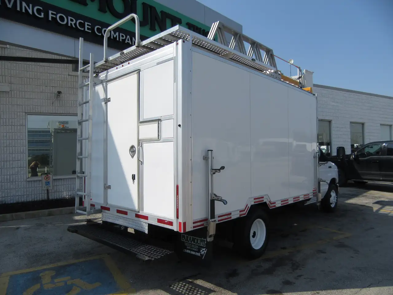 Ford E-450 Super Duty DRW снимка Ford E-450 Super Duty DRW