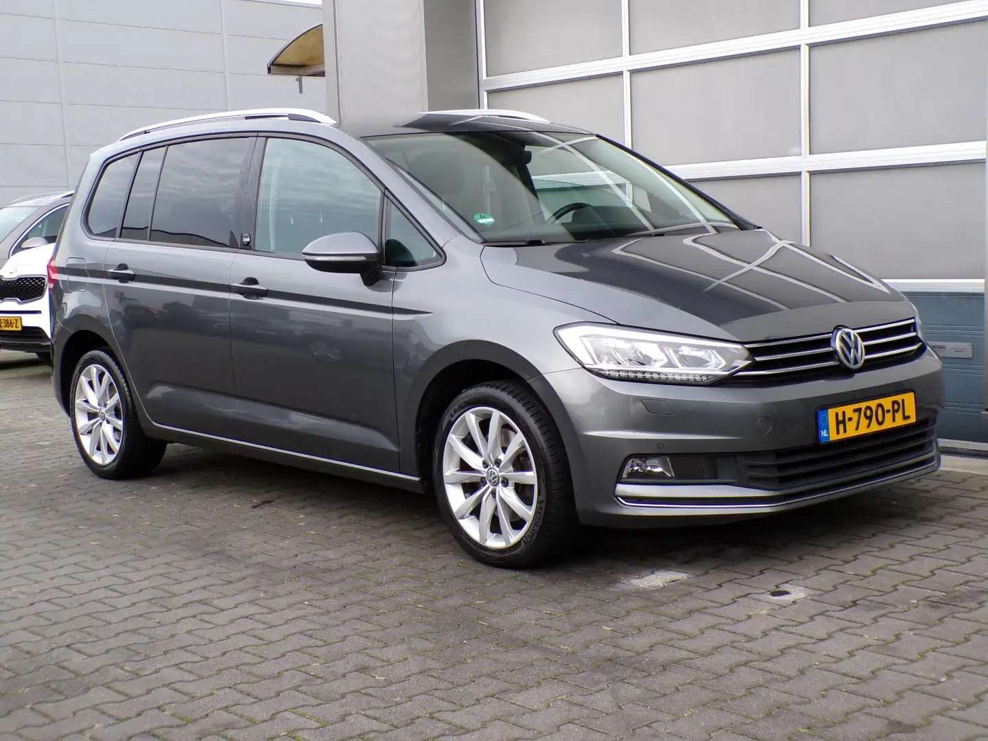 Volkswagen Touran 1.4 TSI Highline Business R LED/Clima/Stoelverw/El Grijs - 1