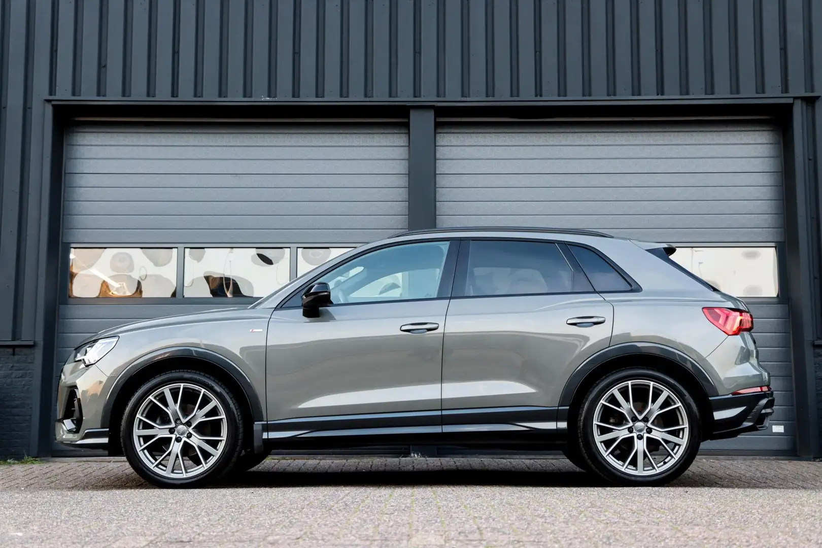 Audi Q3 35 TFSI S-Line Black Pakket /LED/SFEERVERL./ACC/PD Gris - 2