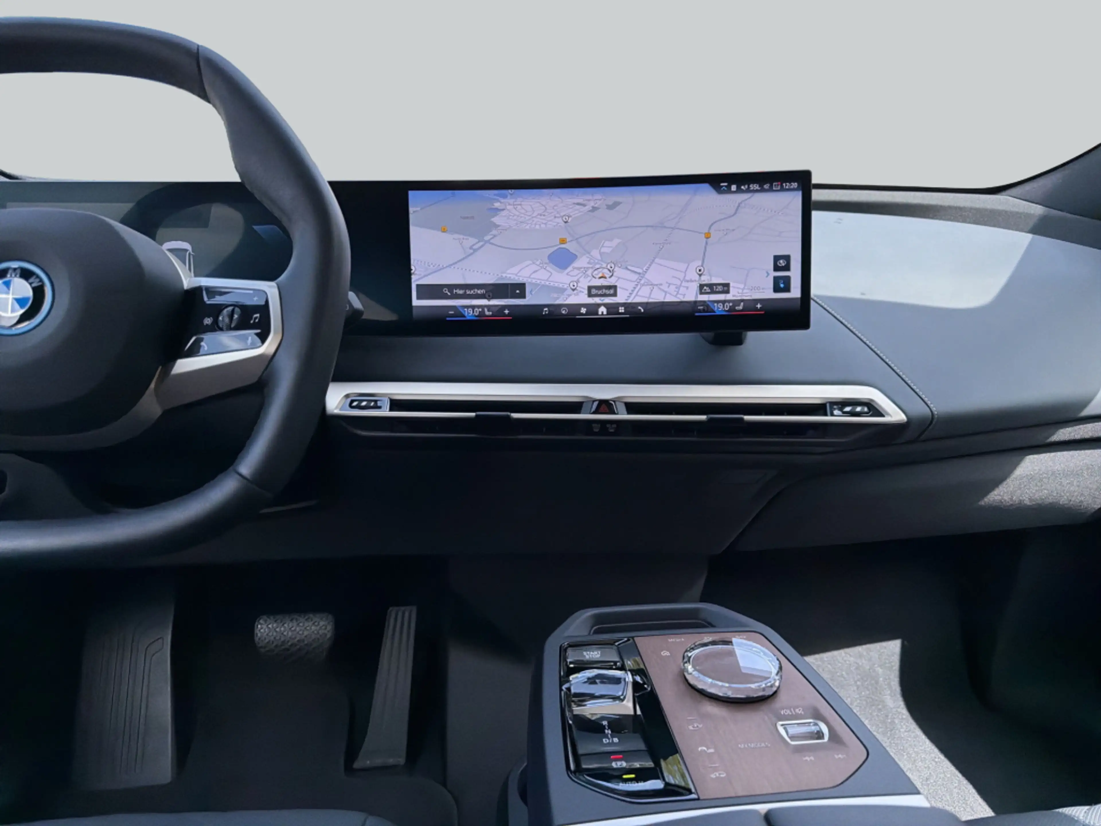BMW iX xDrive40, AHK, PanoramaGlasdach, SHZ — photo 15