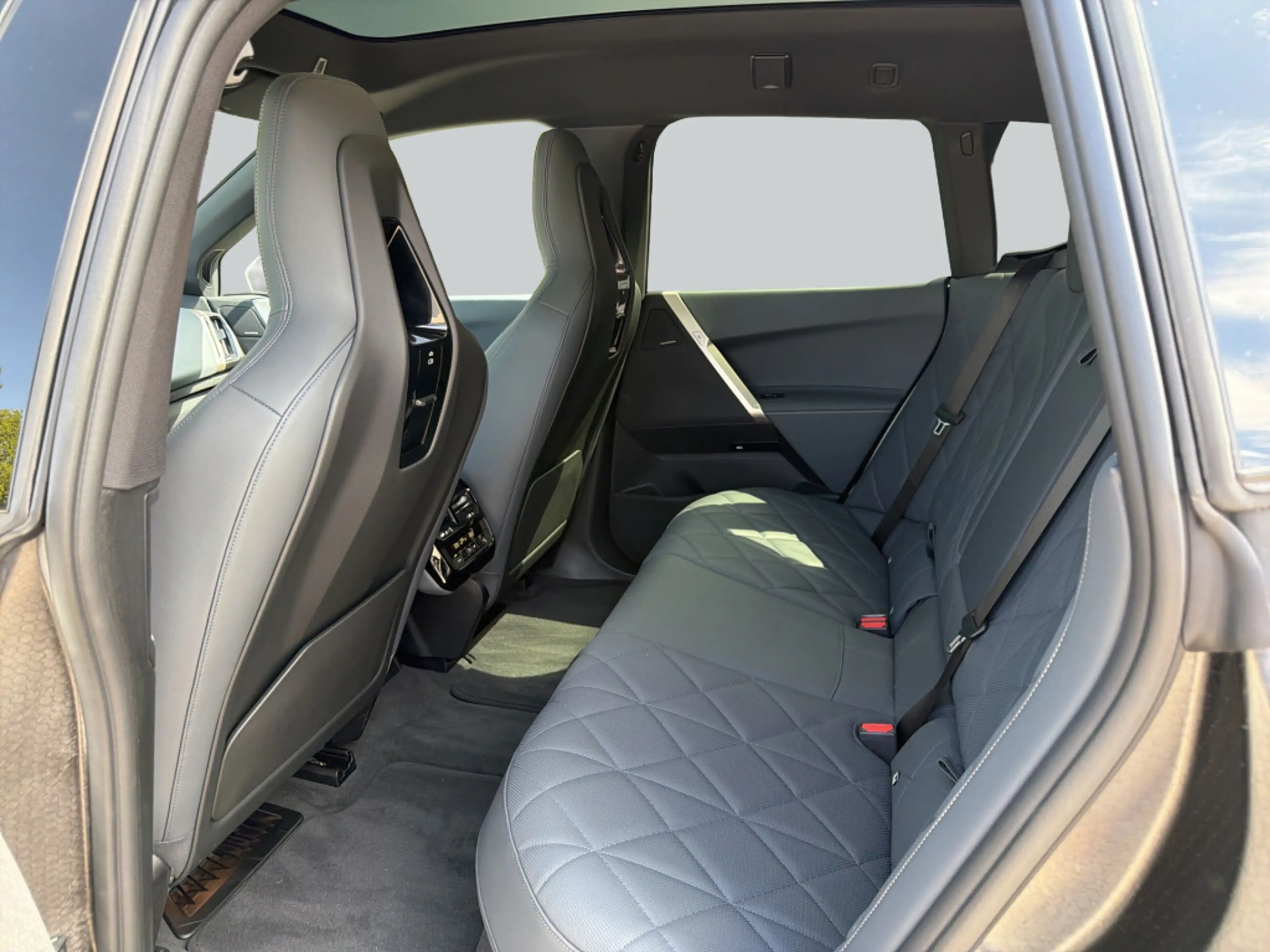 BMW iX xDrive40, AHK, PanoramaGlasdach, SHZ — photo 12