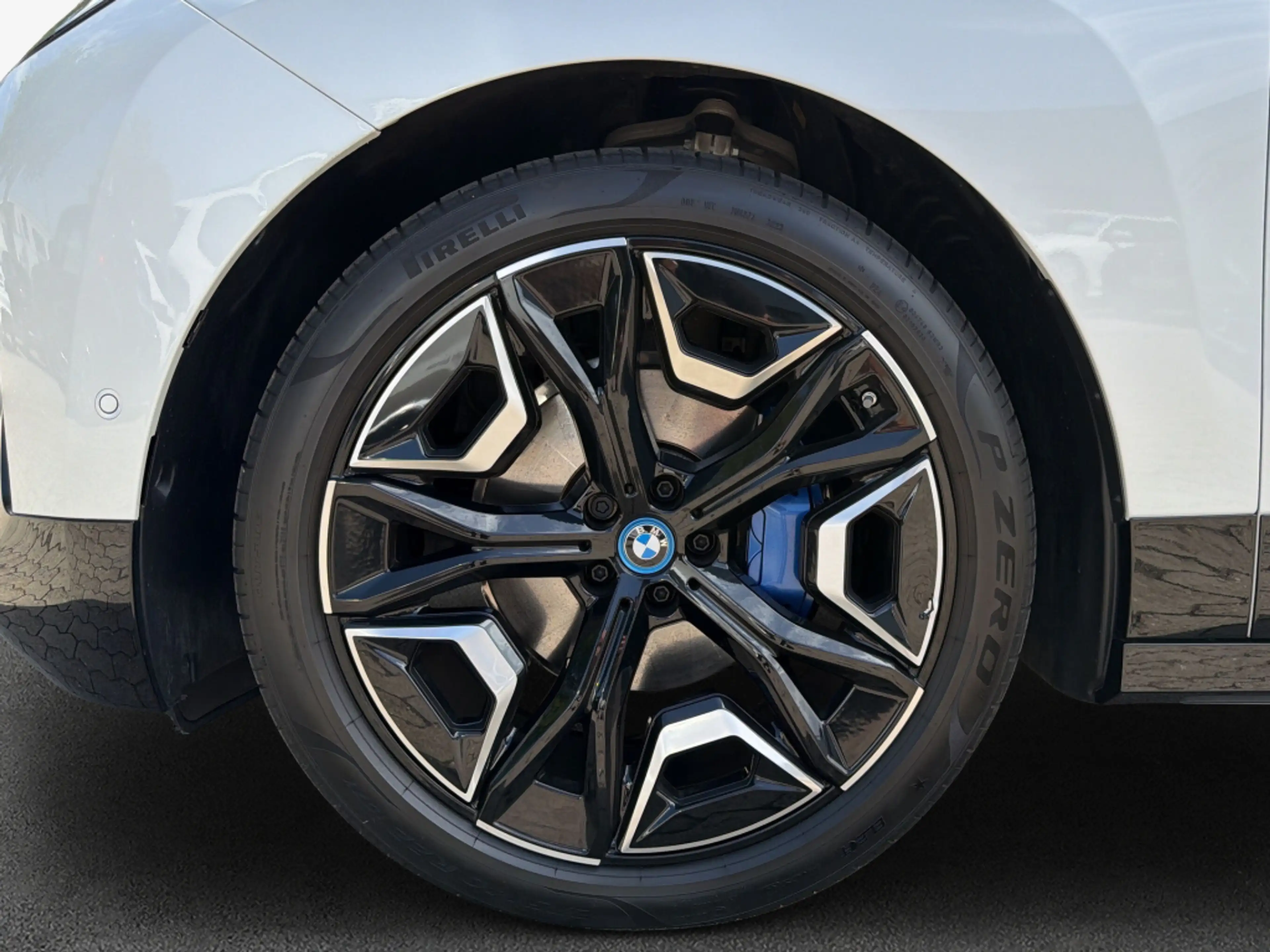 BMW iX xDrive40, AHK, PanoramaGlasdach, SHZ — photo 8