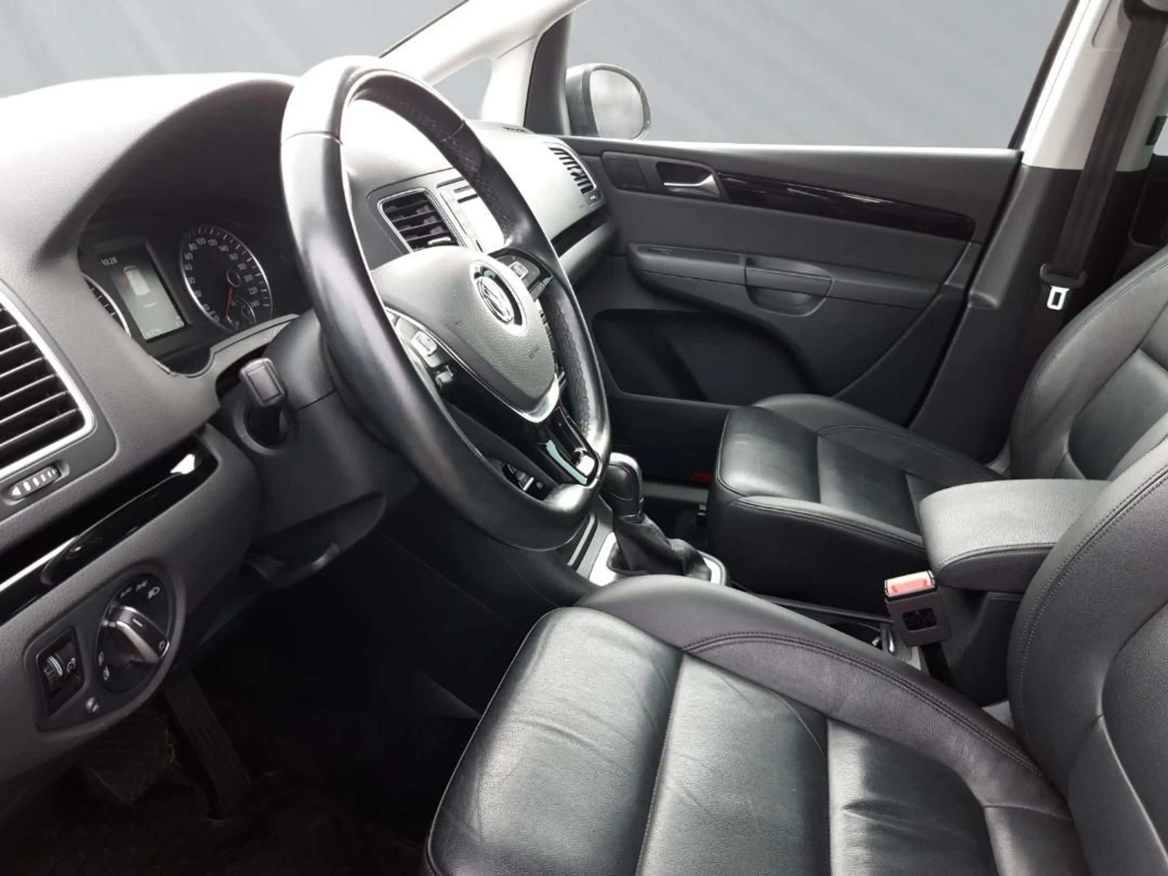 Volkswagen Sharan Highline — photo 3