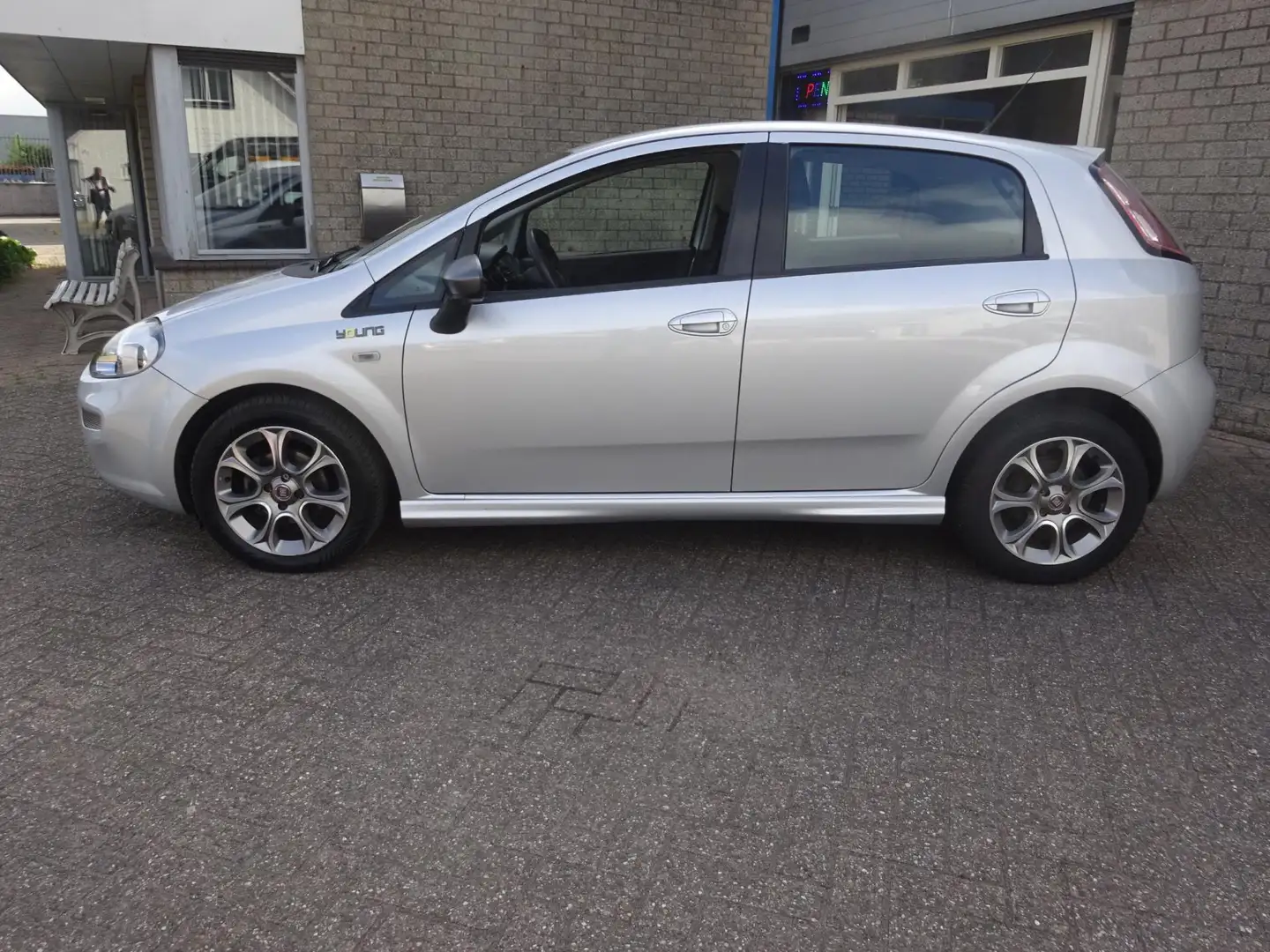 Fiat Punto Evo 0.9 TwinAir Young Grijs - 2