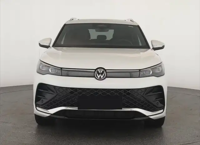 Volkswagen Tiguan view 4