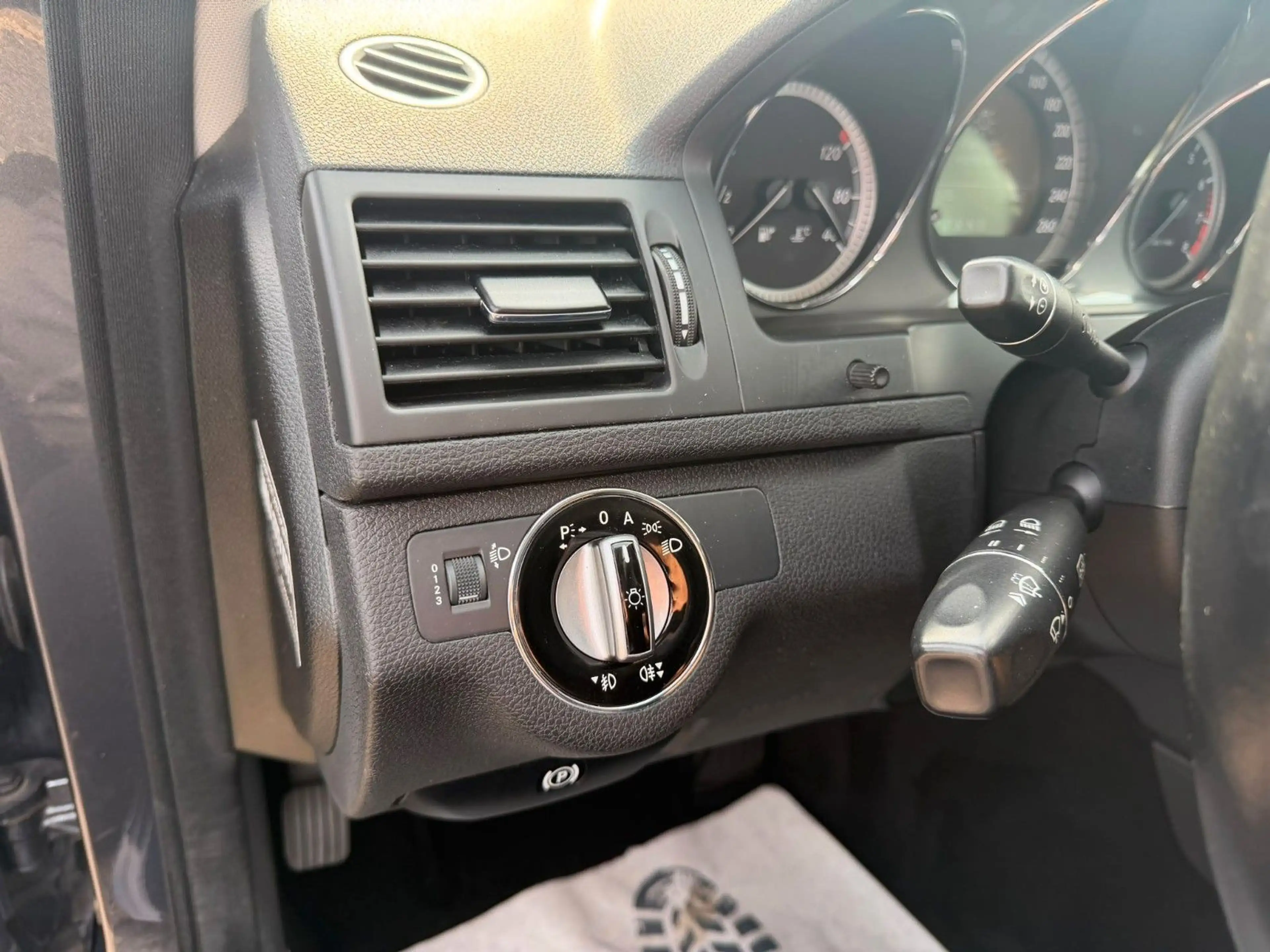Mercedes-Benz C 180 Kompressor AUTOMATIK/SHZ/AHK — photo 15