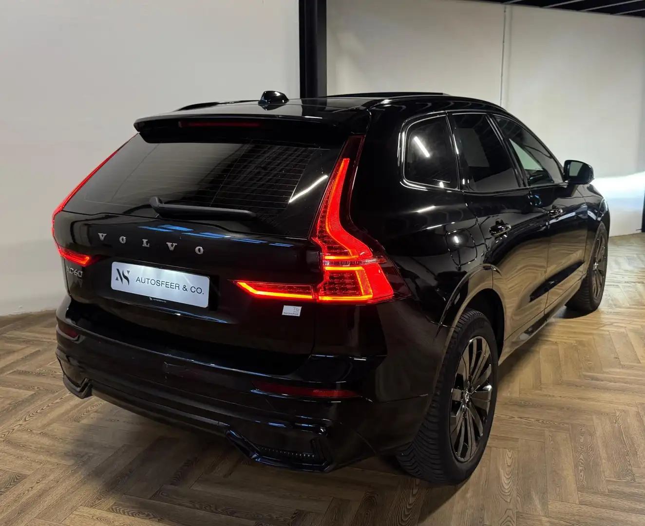 Volvo XC60 2.0 T6 Plug-in hybrid AWD Ultimate Bright PANO VOL Zwart - 2