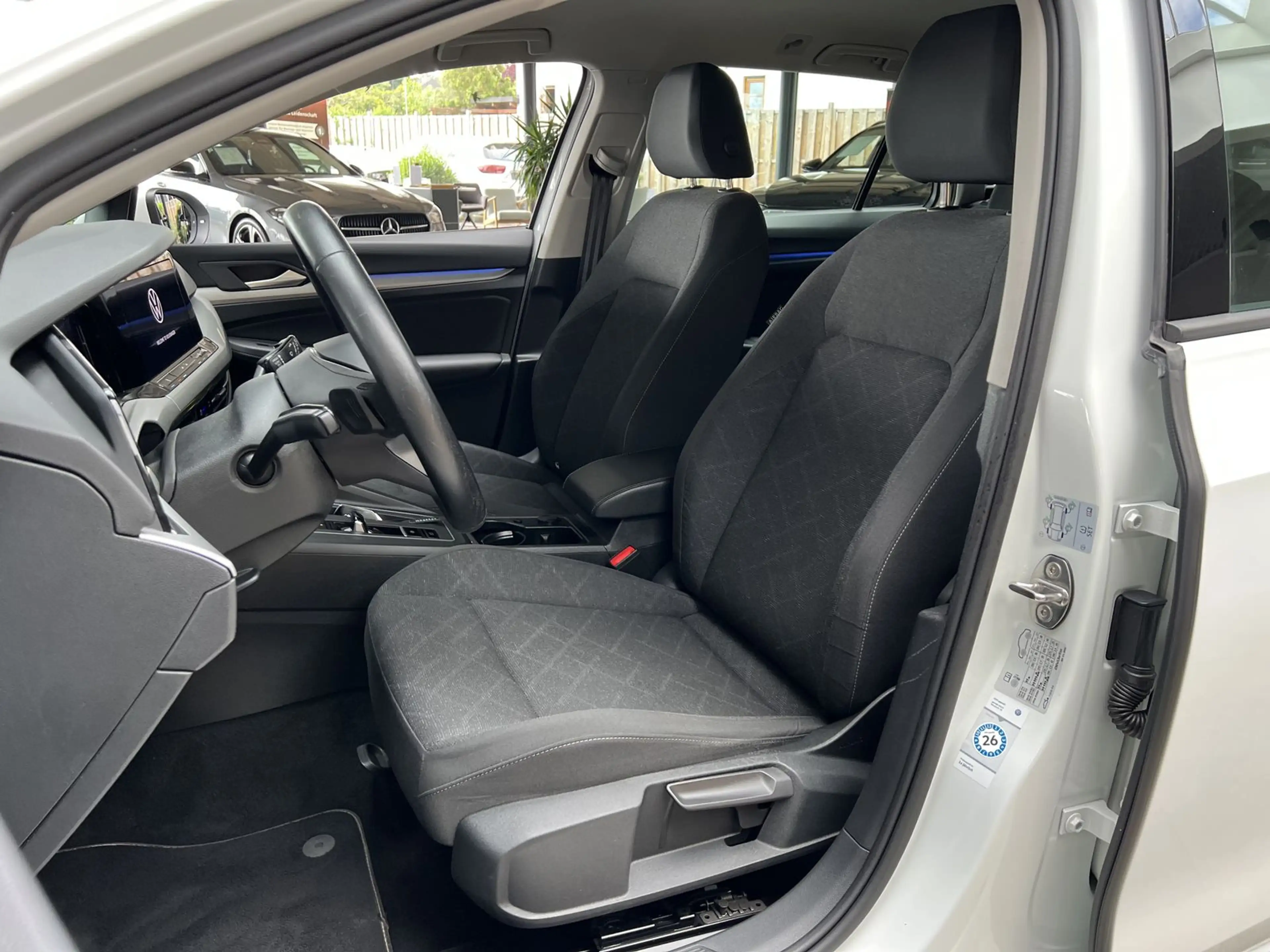 Volkswagen Golf 2.0TDI DSG Life Navi CarPlay AHK DAB+ PDC — photo 2