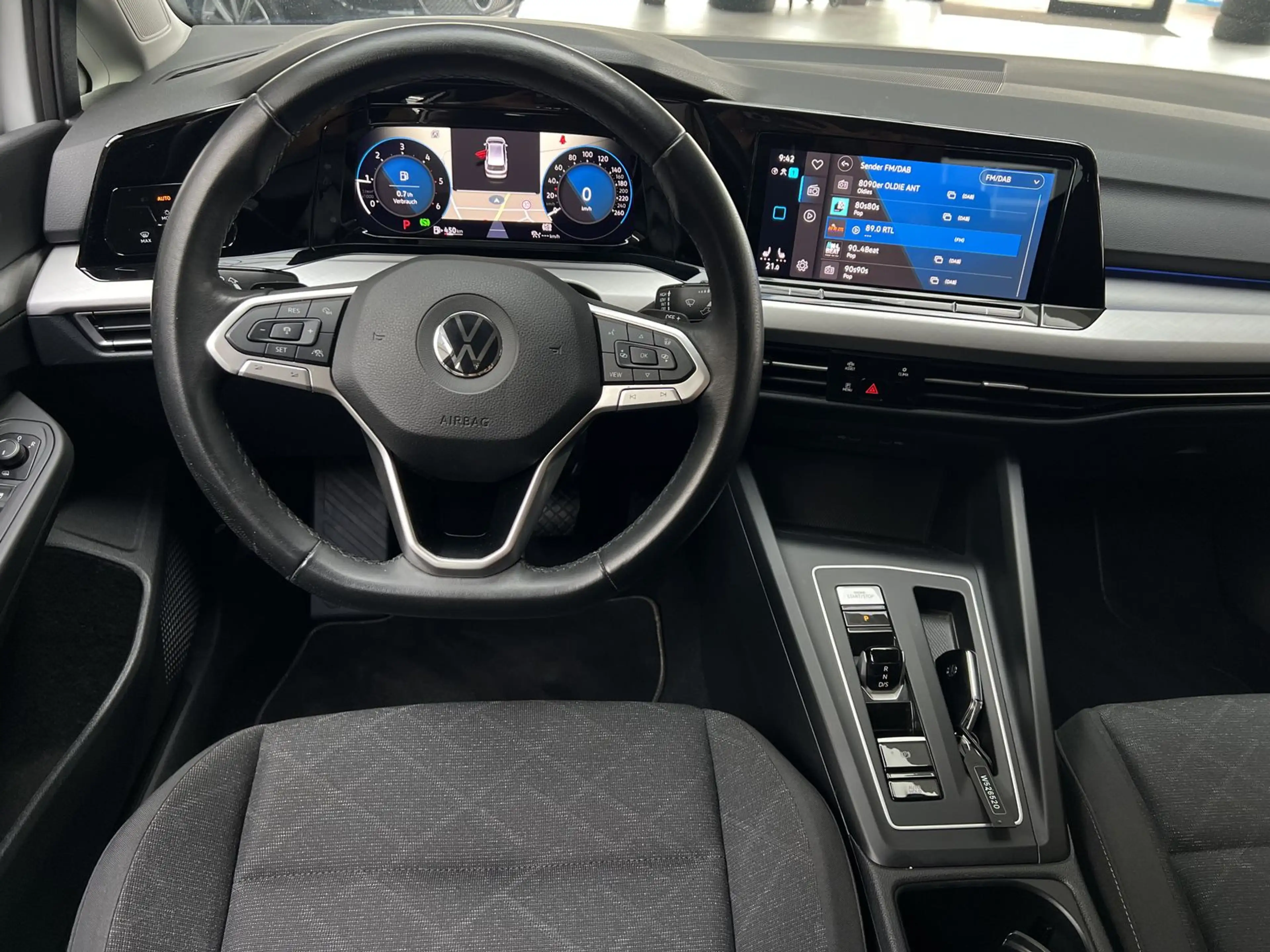 Volkswagen Golf 2.0TDI DSG Life Navi CarPlay AHK DAB+ PDC — photo 9