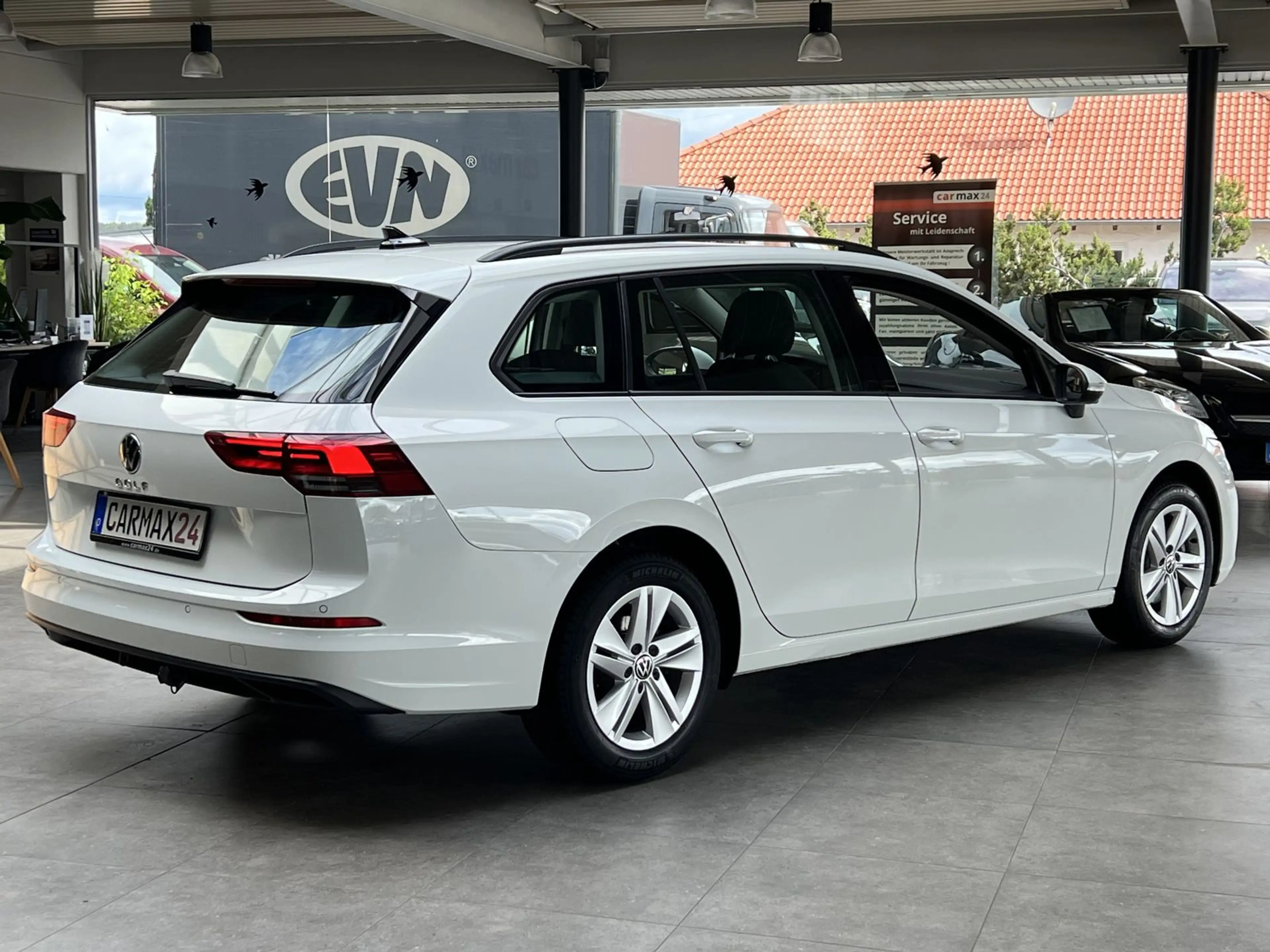 Volkswagen Golf 2.0TDI DSG Life Navi CarPlay AHK DAB+ PDC — photo 6