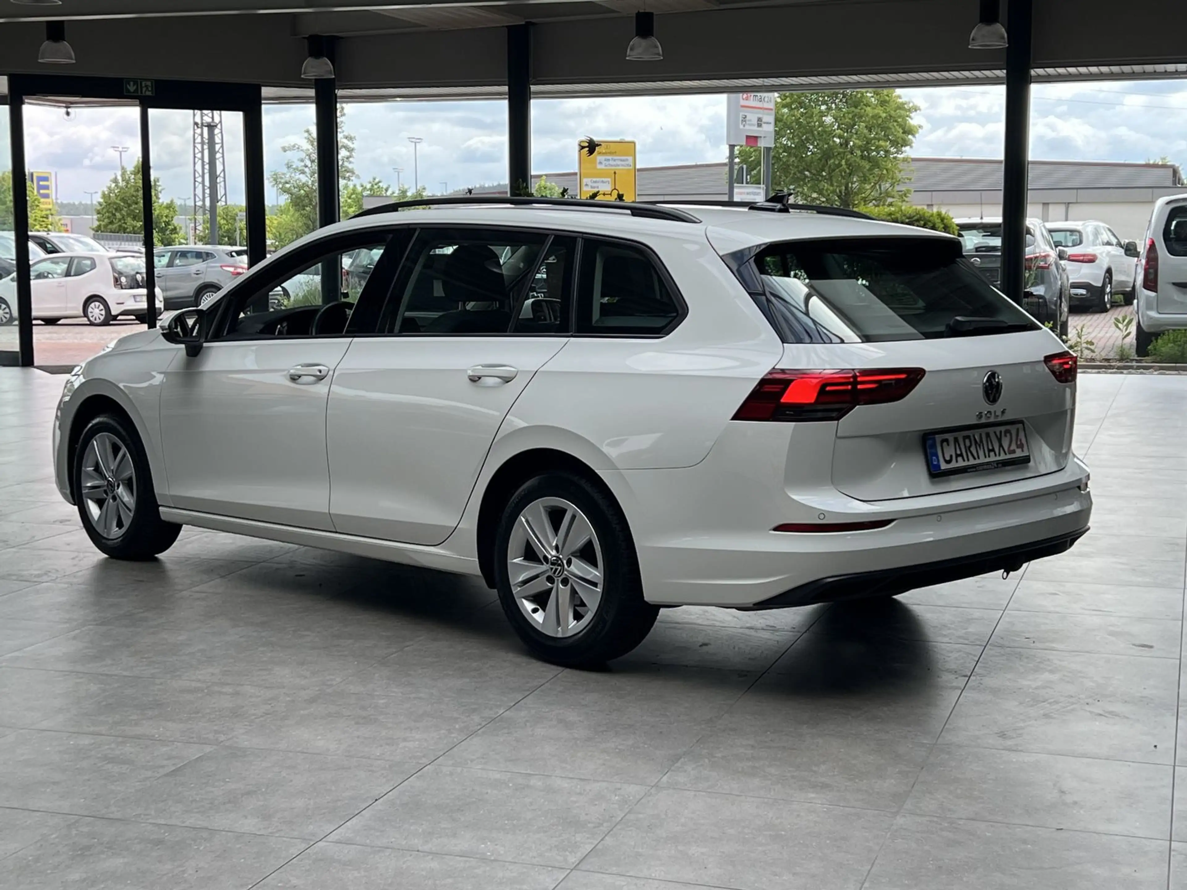 Volkswagen Golf 2.0TDI DSG Life Navi CarPlay AHK DAB+ PDC — photo 7