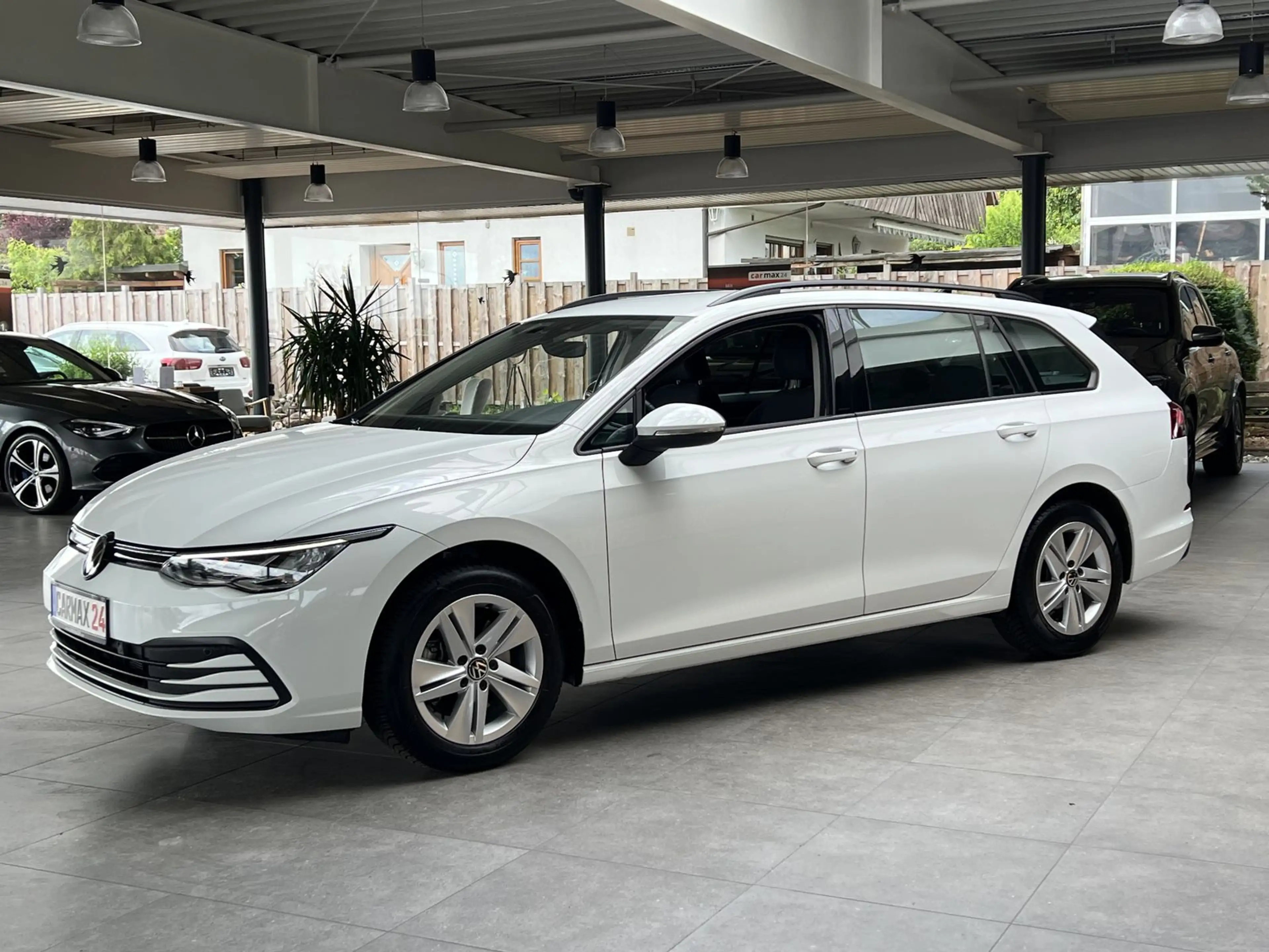 Volkswagen Golf 2.0TDI DSG Life Navi CarPlay AHK DAB+ PDC — photo 8