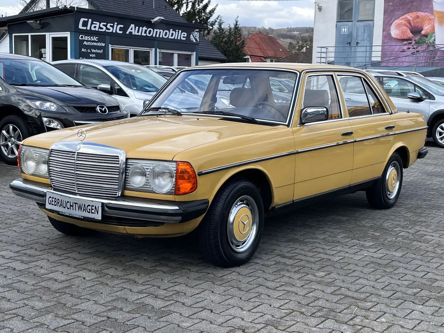 Mercedes-Benz 200 W123 **H-Kennzeichen** Oro - 1