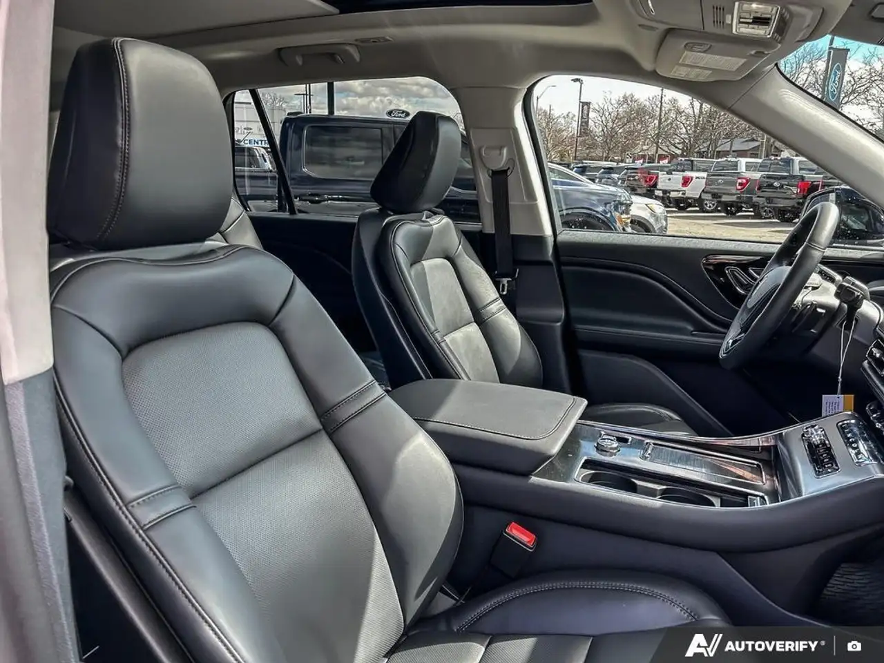 Lincoln Aviator снимка Lincoln Aviator