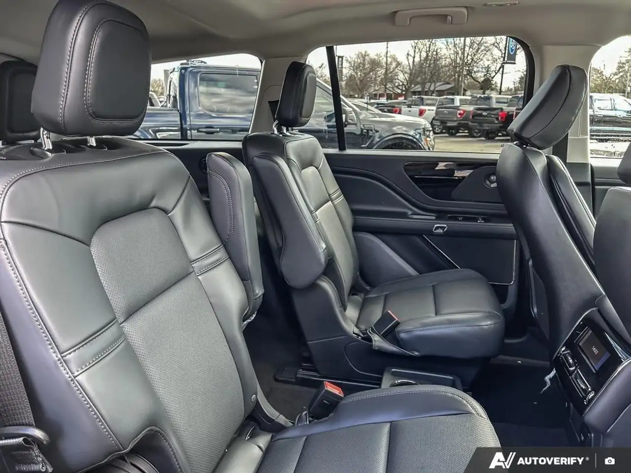 Lincoln Aviator снимка Lincoln Aviator