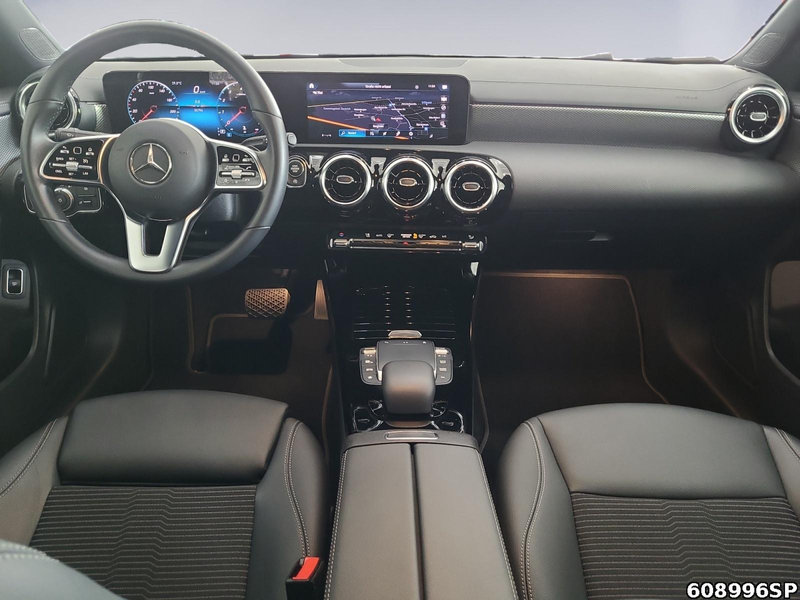 Mercedes-Benz CLA 180 Progressive CarPlay MBUX LED — photo 8