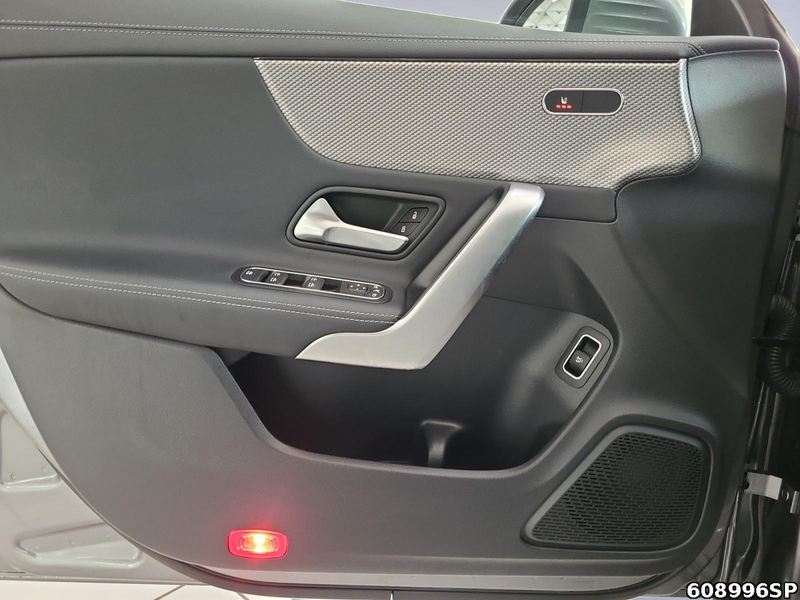 Mercedes-Benz CLA 180 Progressive CarPlay MBUX LED — photo 14