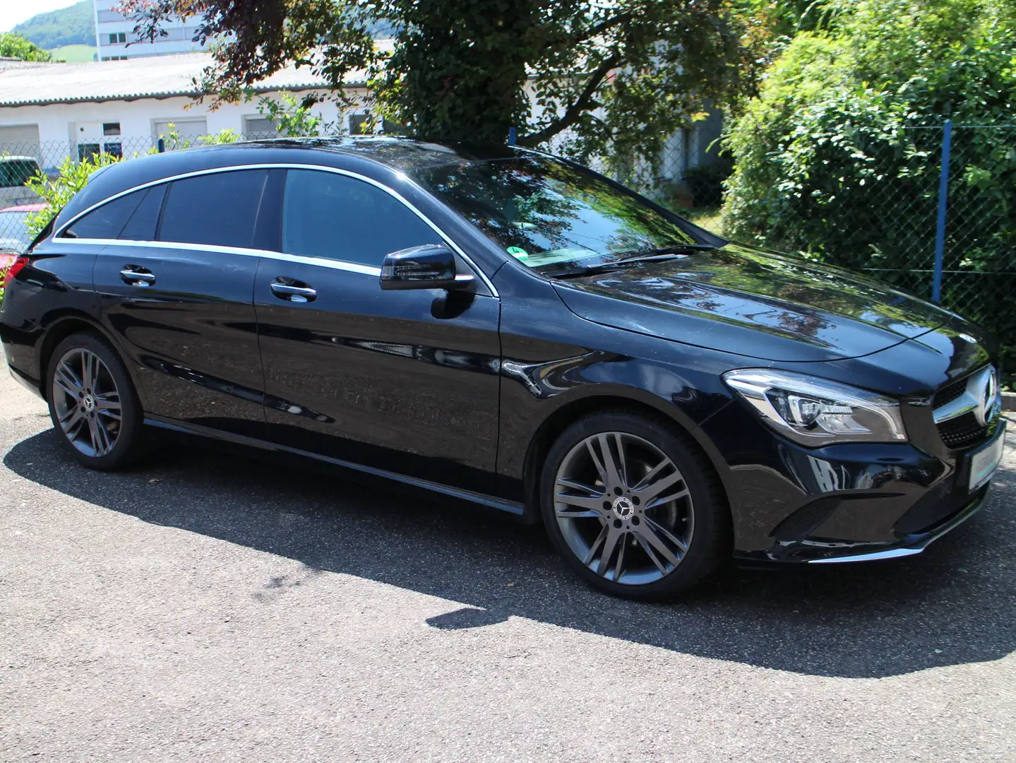 Mercedes-Benz CLA 180 Shooting Brake/Navi/KeylessCo/StHZ/Klim/Alu Negro - 2