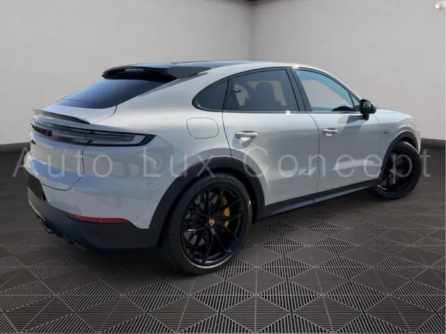 Porsche Cayenne view 4