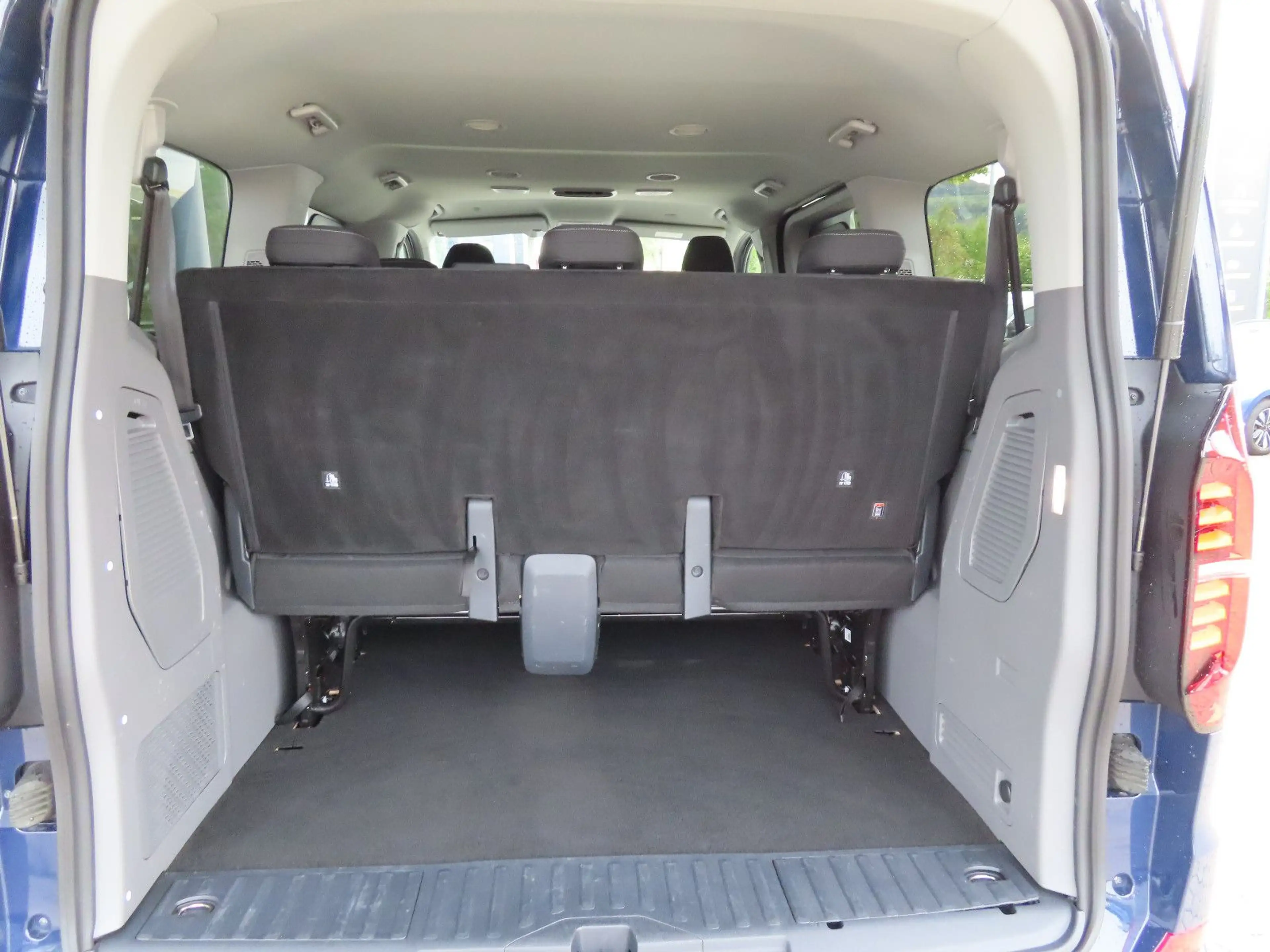 Volkswagen T7 Caravelle Life 2.0 TDI 110 kW KR NAVI AHK — photo 10