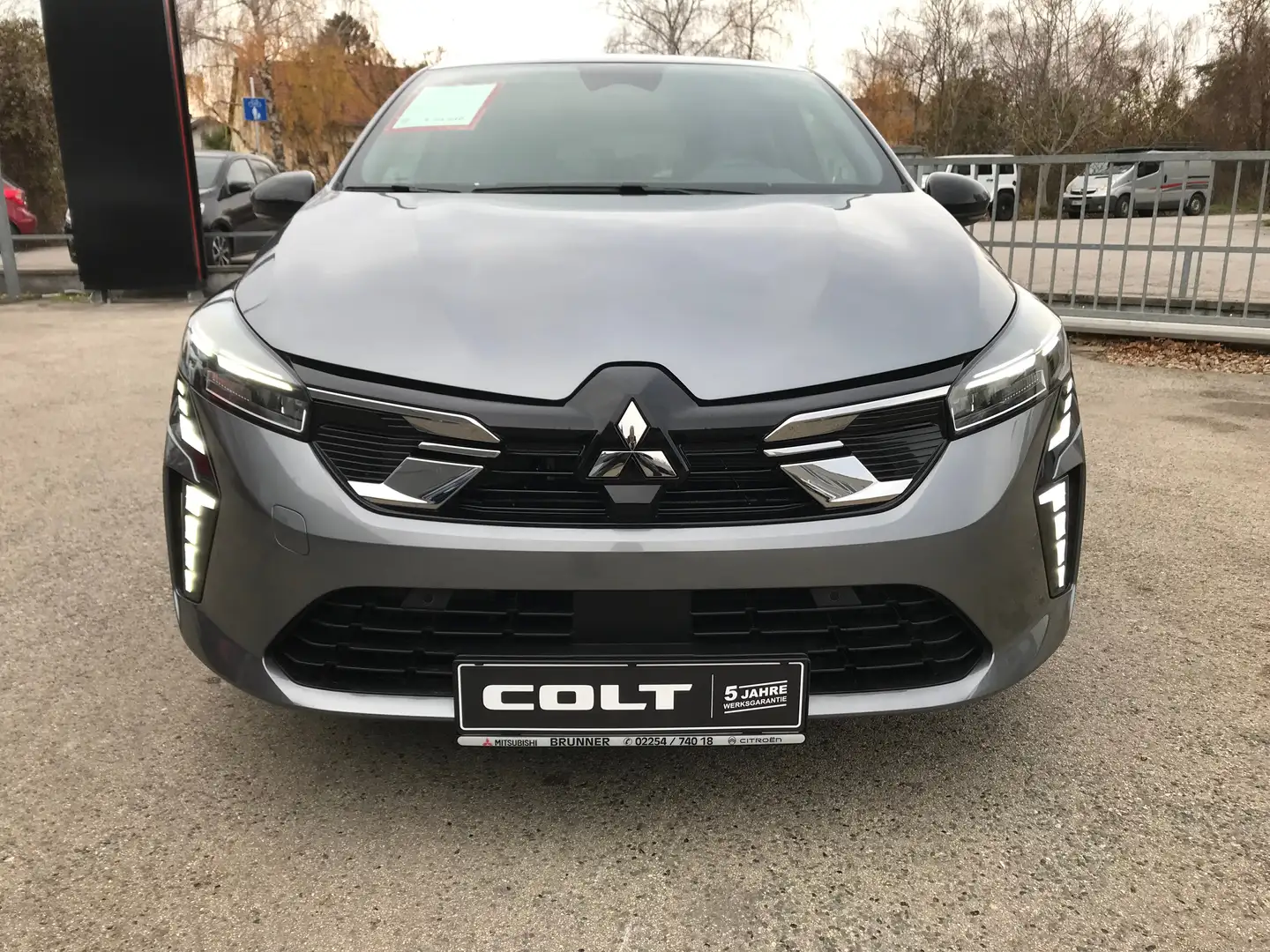Mitsubishi Colt 1,6 HEV Intense Aut. Grau - 2