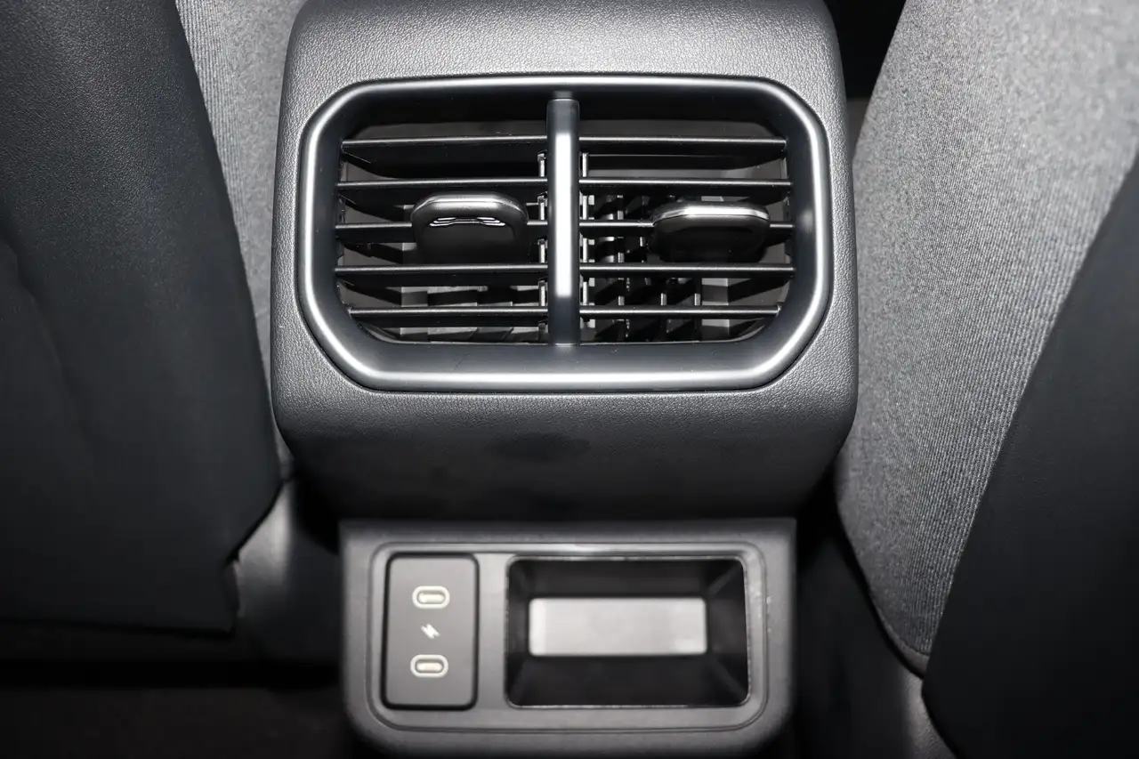 Kia K4 снимка Kia K4