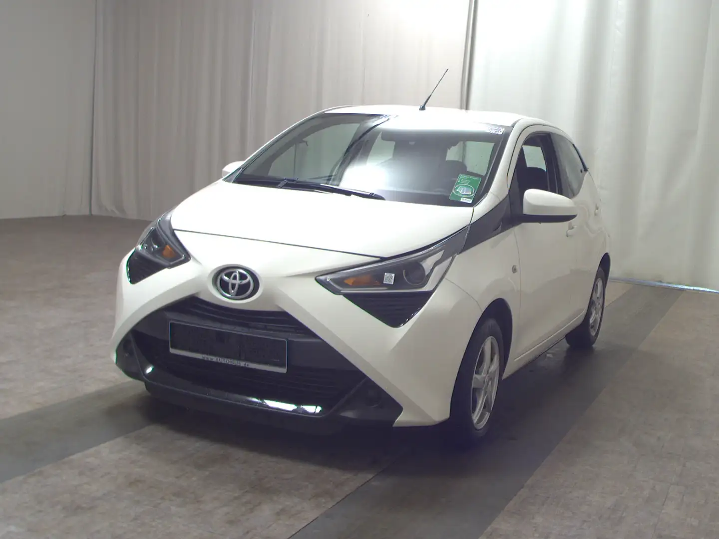 Toyota Aygo 1.0 x-Play 4-Türen Tempomat Shz Weiß - 2
