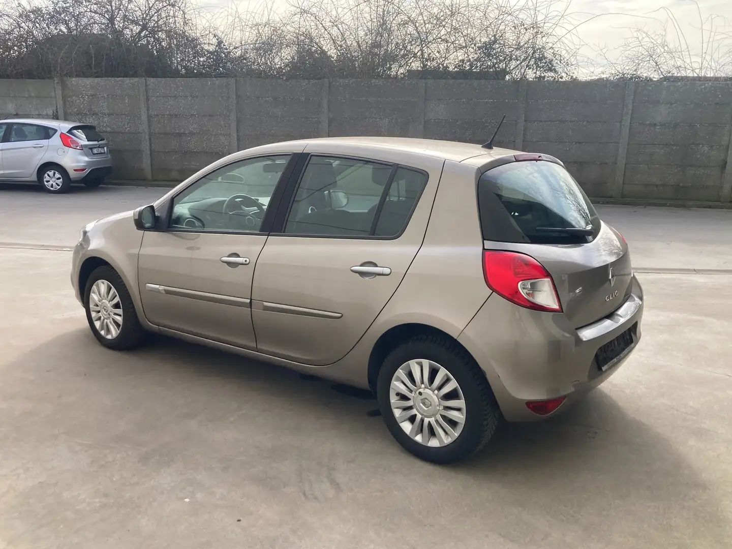 Renault Clio 1.2benzine 2010 met 133000km*perfect*airco*garanti Braun - 1