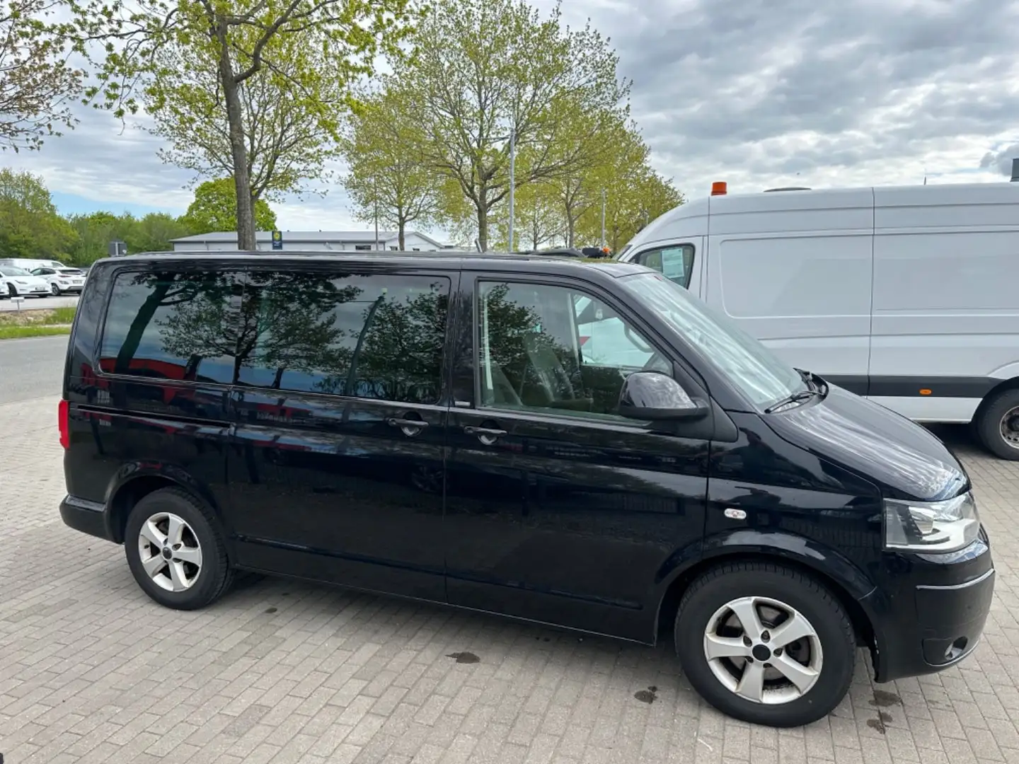 Volkswagen T5 Multivan Match DSG Navi Bi-Xenon Tisch/6-Sitz Schwarz - 2