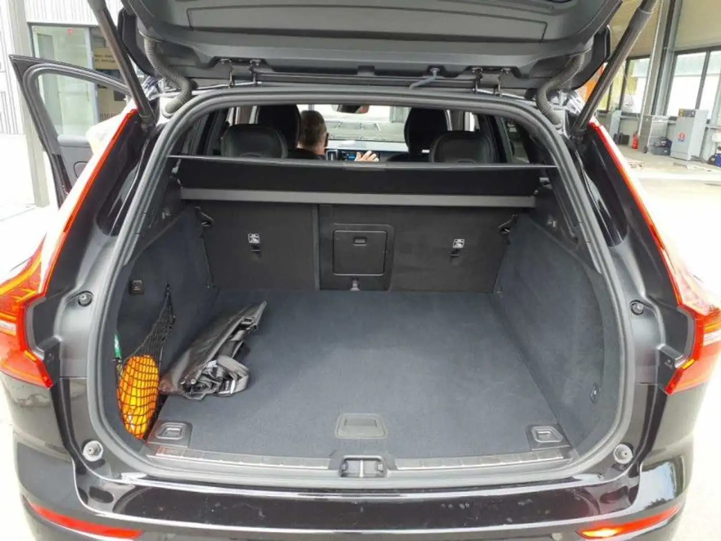 Volvo XC60 XC60 2.0 B5 Mild-Hybrid Plus Black Edition AWD Schwarz - 2