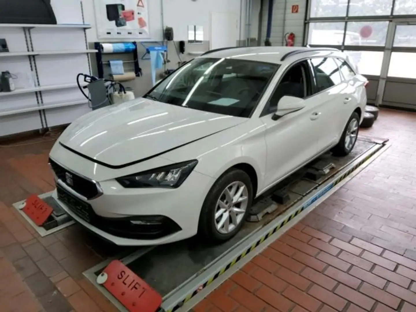 SEAT Leon Sportstourer Style 1.0 eTSI DSG Navi LED AC Weiß - 2