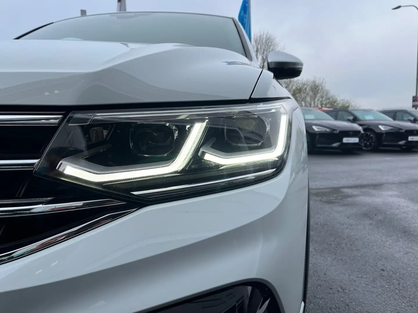 Volkswagen Tiguan R 2,0 l TSI DSG 4MOTION Weiß - 2