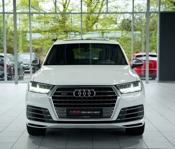 Audi SQ7 view 3