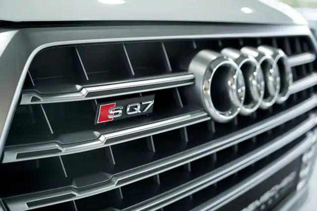 Audi SQ7 view 4