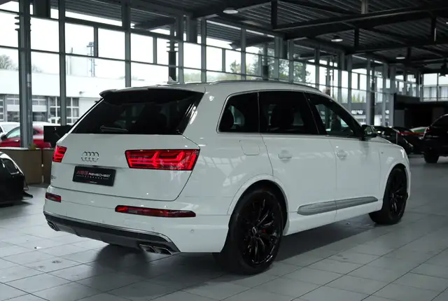 Audi SQ7 view 8