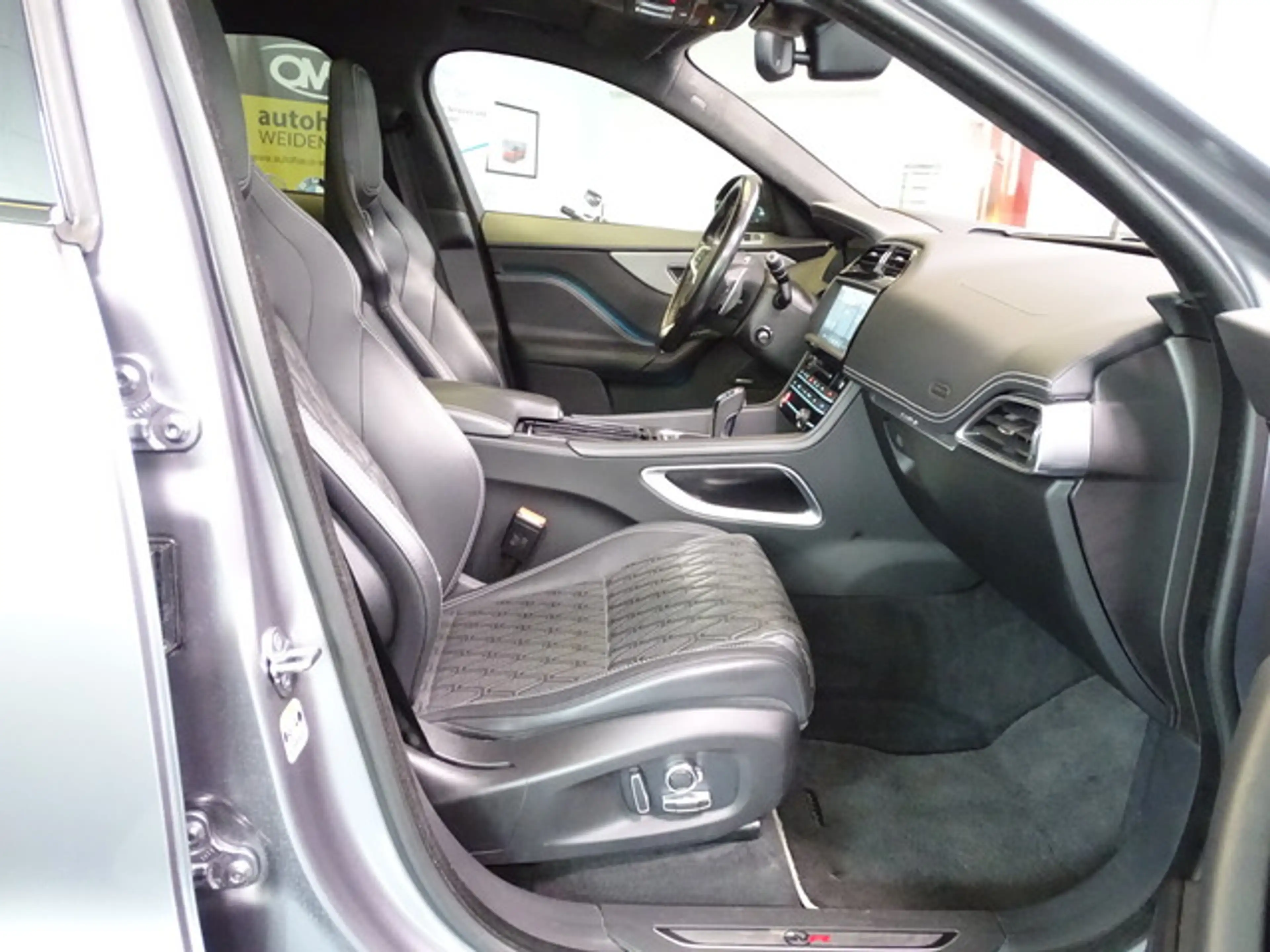 Jaguar F-Pace SVR AWD 5.0 V8 Pano HeadUp Merid.360Cam — photo 12