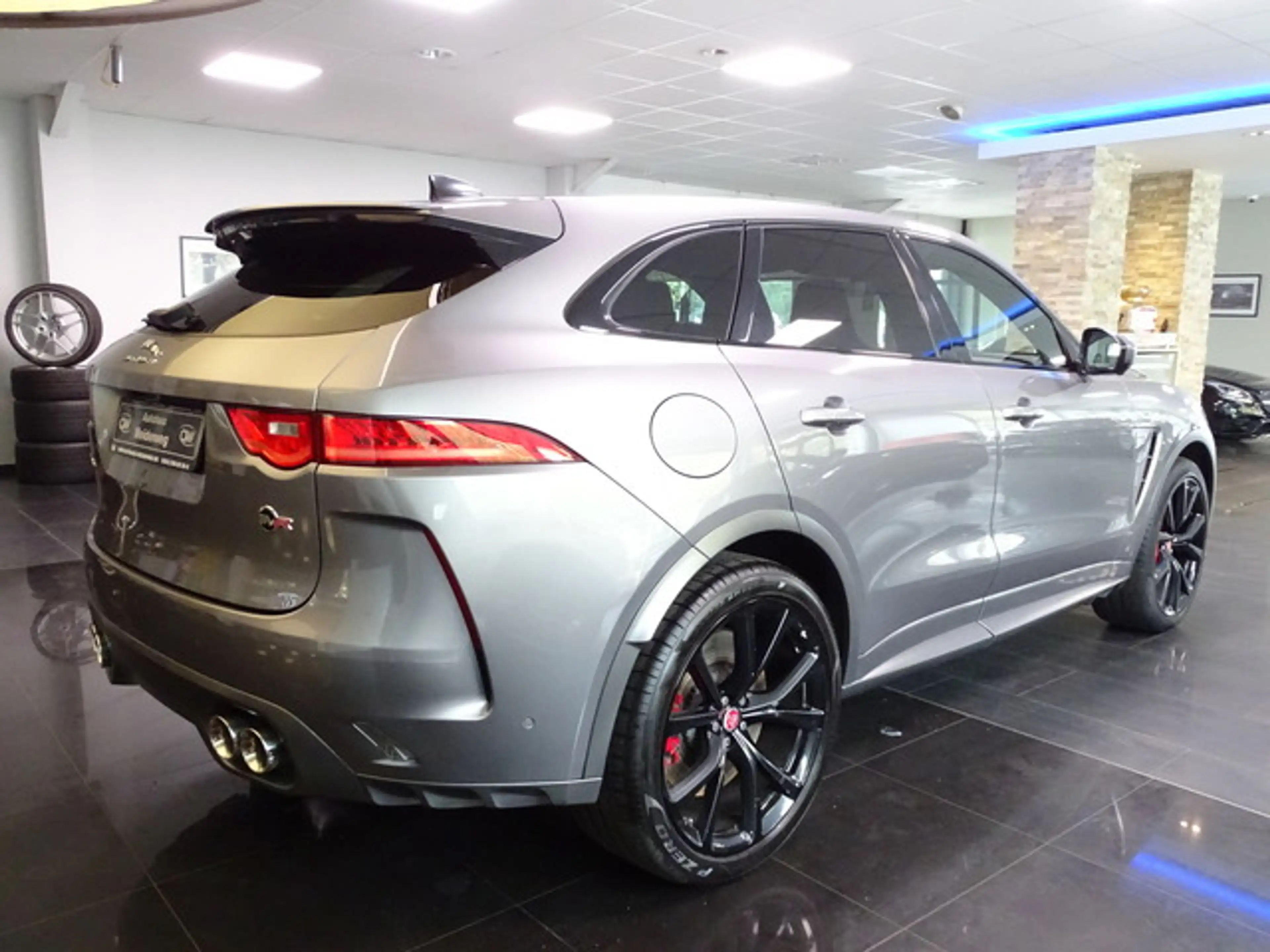 Jaguar F-Pace SVR AWD 5.0 V8 Pano HeadUp Merid.360Cam — photo 9