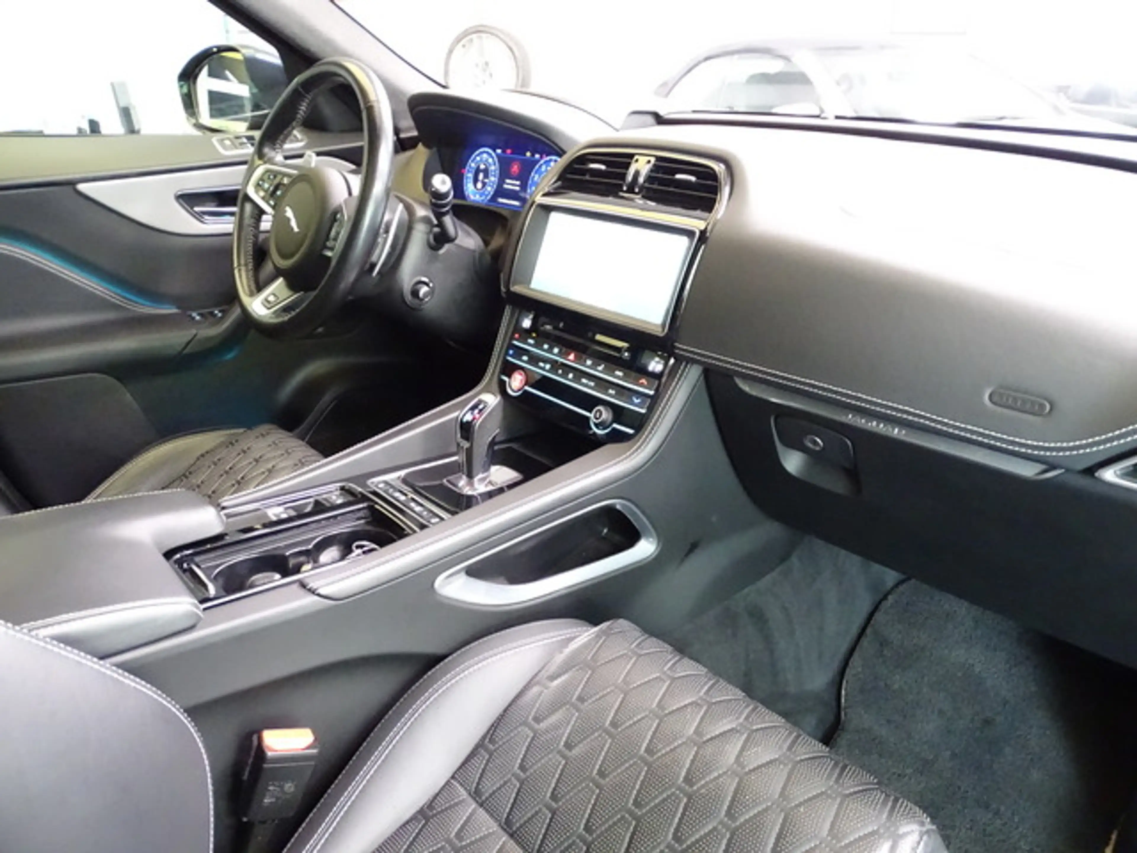 Jaguar F-Pace SVR AWD 5.0 V8 Pano HeadUp Merid.360Cam — photo 13